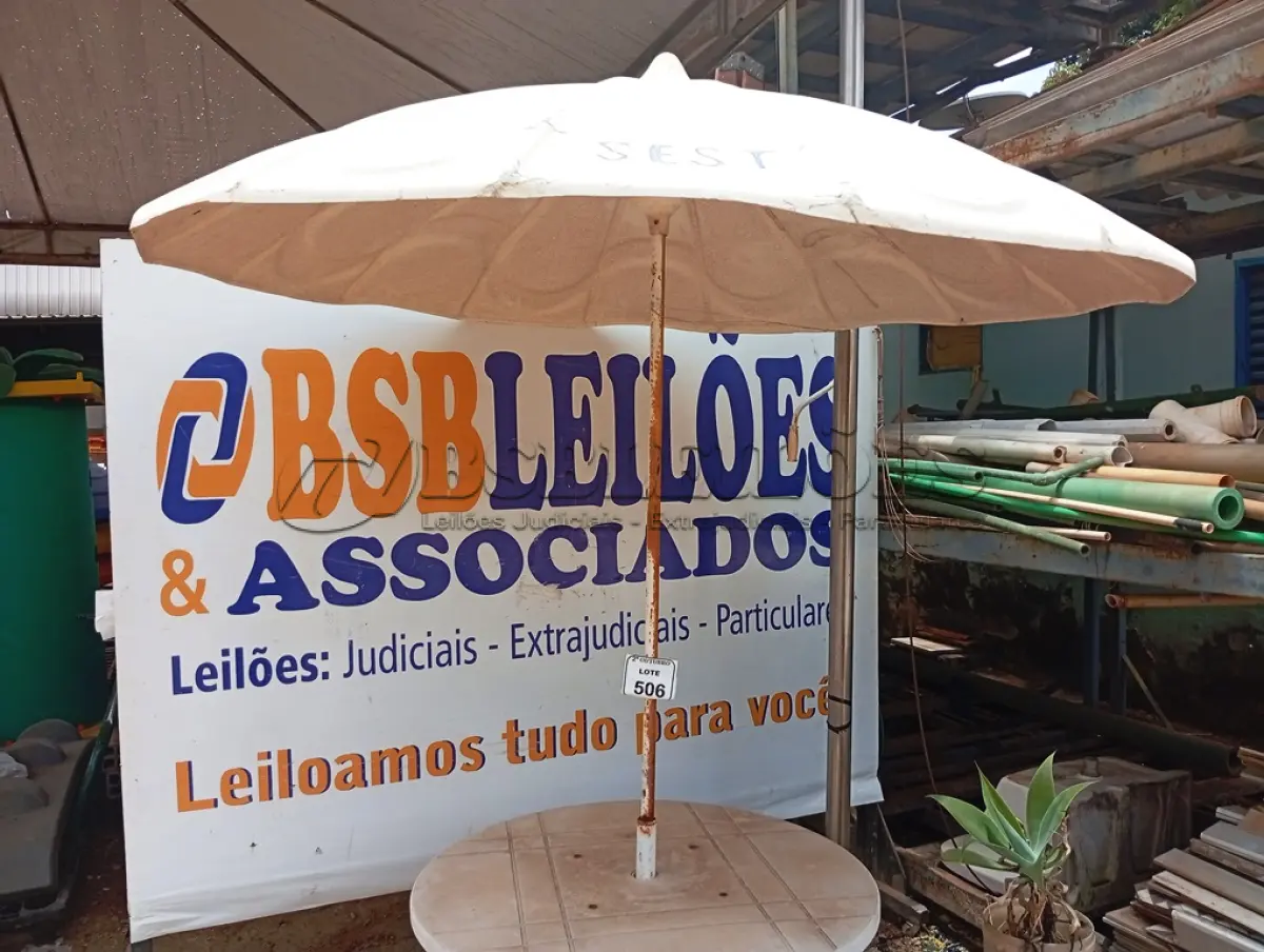 LOTE 506 - 01 MESA DE PLÁSTICO C/SOMBREIRO E BASE DE FERRO. (NO ESTADO) ATENÇÃO! FAZER A VISITAÇÃO ANTES DE ARREMATAR, NÃO SABEMOS SE FUNCIONA. LEILÃO NÃO TEM GARANTIA E NEM DEVOLUÇÃO, SUJEITO A POSSÍVEIS AVARIAS VISÍVEIS/OCULTAS E/OU AUSÊNCIA DE COMPONENTES.
