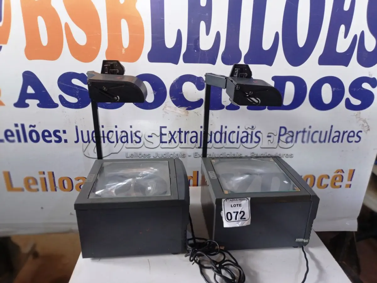 LOTE 072 - 02 RETROPROJETORES 3M. (NO ESTADO) ATENÇÃO! FAZER A VISITAÇÃO ANTES DE ARREMATAR, NÃO SABEMOS SE FUNCIONA. LEILÃO NÃO TEM GARANTIA E NEM DEVOLUÇÃO, SUJEITO A POSSÍVEIS AVARIAS VISÍVEIS/OCULTAS E/OU AUSÊNCIA DE COMPONENTES.