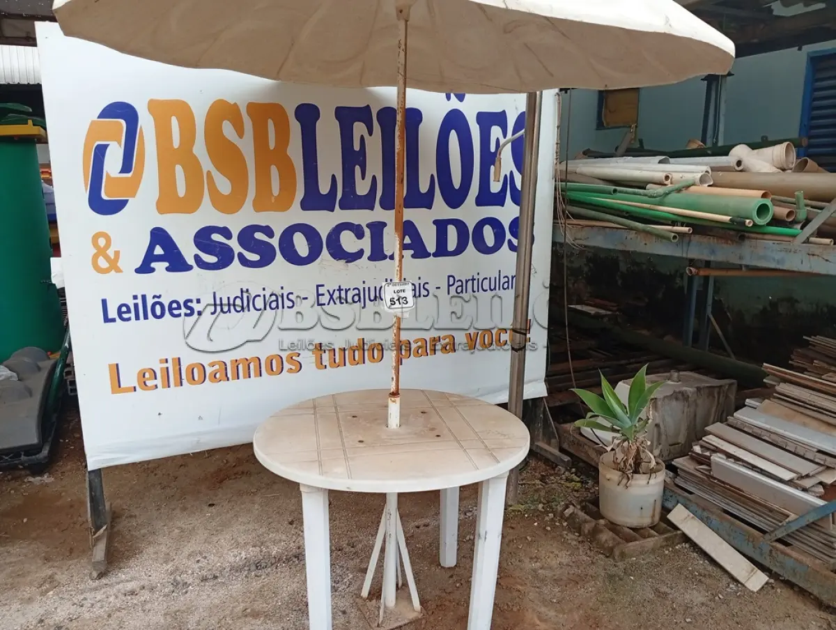LOTE 513 - 01 MESA DE PLÁSTICO C/SOMBREIRO E BASE DE FERRO. (NO ESTADO) ATENÇÃO! FAZER A VISITAÇÃO ANTES DE ARREMATAR, NÃO SABEMOS SE FUNCIONA. LEILÃO NÃO TEM GARANTIA E NEM DEVOLUÇÃO, SUJEITO A POSSÍVEIS AVARIAS VISÍVEIS/OCULTAS E/OU AUSÊNCIA DE COMPONENTES.
