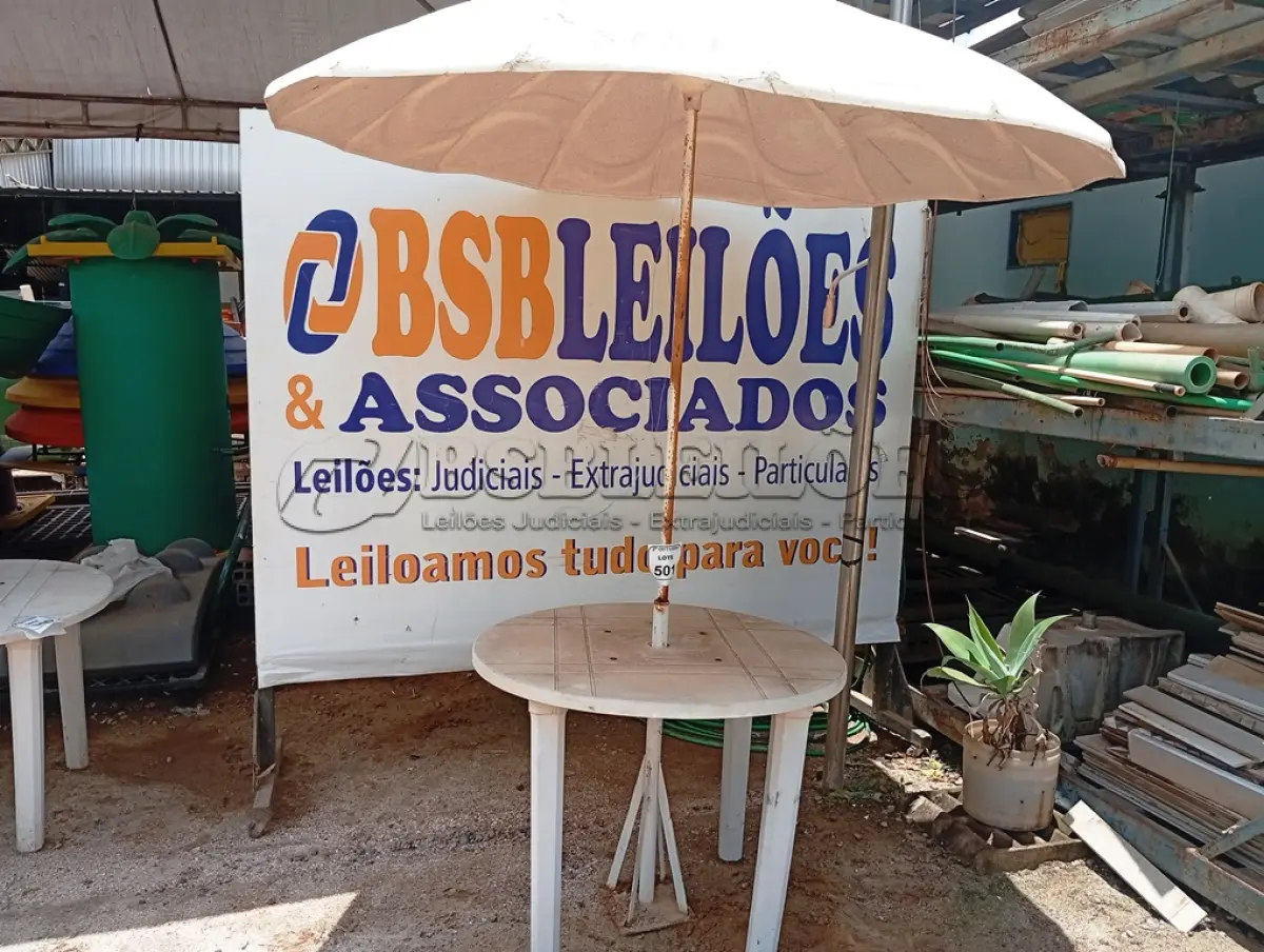 LOTE 501 - 01 MESA DE PLÁSTICO C/SOMBREIRO E BASE DE FERRO. (NO ESTADO) ATENÇÃO! FAZER A VISITAÇÃO ANTES DE ARREMATAR, NÃO SABEMOS SE FUNCIONA. LEILÃO NÃO TEM GARANTIA E NEM DEVOLUÇÃO, SUJEITO A POSSÍVEIS AVARIAS VISÍVEIS/OCULTAS E/OU AUSÊNCIA DE COMPONENTES.