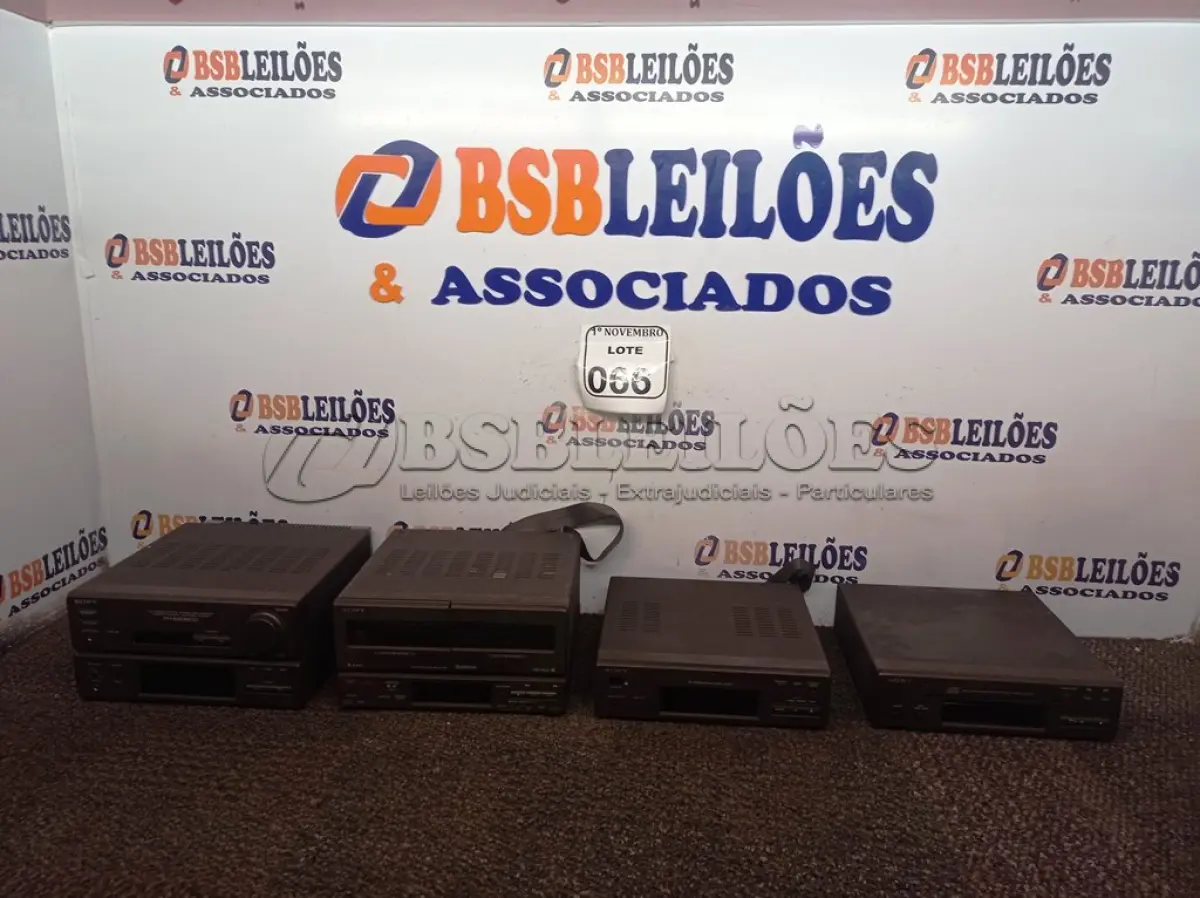 LOTE 066 - 01 MINI SYSTEM SONY. (NO ESTADO) ATENÇÃO! FAZER A VISITAÇÃO ANTES DE ARREMATAR, NÃO SABEMOS SE FUNCIONA. LEILÃO NÃO TEM GARANTIA E NEM DEVOLUÇÃO, SUJEITO A POSSÍVEIS AVARIAS VISÍVEIS/OCULTAS E/OU AUSÊNCIA DE COMPONENTES.