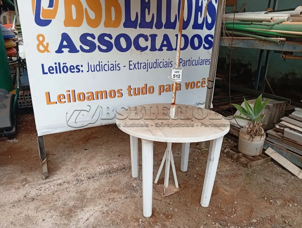 LOTE 512 - 01 MESA DE PLÁSTICO C/SOMBREIRO E BASE DE FERRO. (NO ESTADO) ATENÇÃO! FAZER A VISITAÇÃO ANTES DE ARREMATAR, NÃO SABEMOS SE FUNCIONA. LEILÃO NÃO TEM GARANTIA E NEM DEVOLUÇÃO, SUJEITO A POSSÍVEIS AVARIAS VISÍVEIS/OCULTAS E/OU AUSÊNCIA DE COMPONENTES.