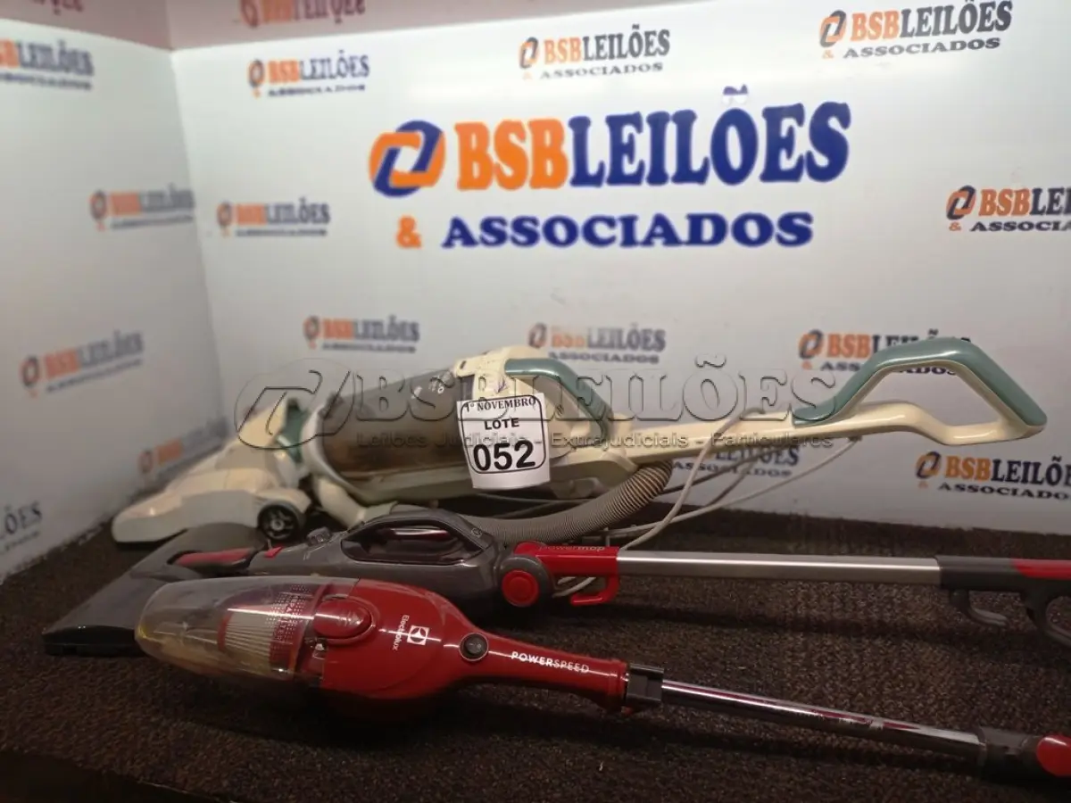 LOTE 052 - 03 ASPIRADORES DE PÓ MARCAS E MODELOS DIVERSOS. (NO ESTADO) ATENÇÃO! FAZER A VISITAÇÃO ANTES DE ARREMATAR, NÃO SABEMOS SE FUNCIONA. LEILÃO NÃO TEM GARANTIA E NEM DEVOLUÇÃO, SUJEITO A POSSÍVEIS AVARIAS VISÍVEIS/OCULTAS E/OU AUSÊNCIA DE COMPONENTES.