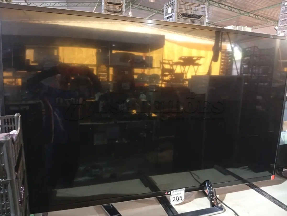 LOTE 205 - 01 TV MARCA LG 84”. (NO ESTADO) ATENÇÃO! FAZER A VISITAÇÃO ANTES DE ARREMATAR, NÃO SABEMOS SE FUNCIONA. LEILÃO NÃO TEM GARANTIA E NEM DEVOLUÇÃO, SUJEITO A POSSÍVEIS AVARIAS VISÍVEIS/OCULTAS E/OU AUSÊNCIA DE COMPONENTES.