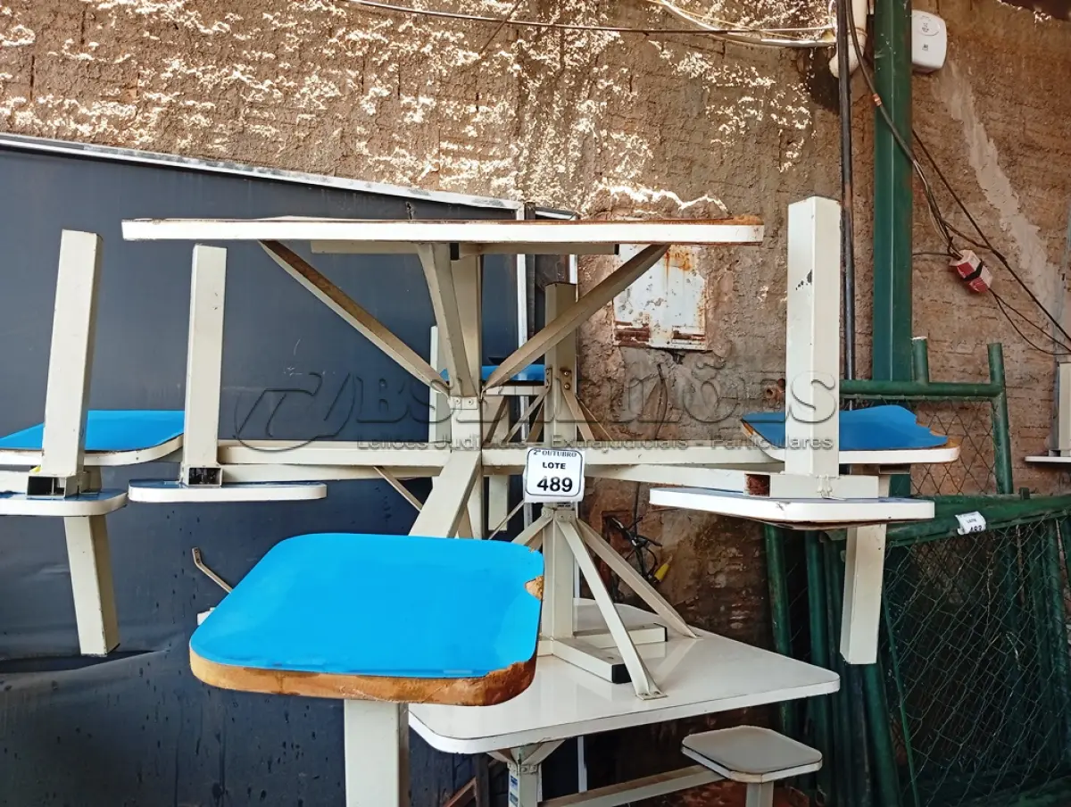 LOTE 489 - 02 MESAS P/REFEITÓRIO NA COR BRANCO, TAMPO EM MADEIRA COM 04 ASSENTOS CADA. (NO ESTADO) ATENÇÃO! FAZER A VISITAÇÃO ANTES DE ARREMATAR, NÃO SABEMOS SE FUNCIONA. LEILÃO NÃO TEM GARANTIA E NEM DEVOLUÇÃO, SUJEITO A POSSÍVEIS AVARIAS VISÍVEIS/OCULTAS E/OU AUSÊNCIA DE COMPONENTES.