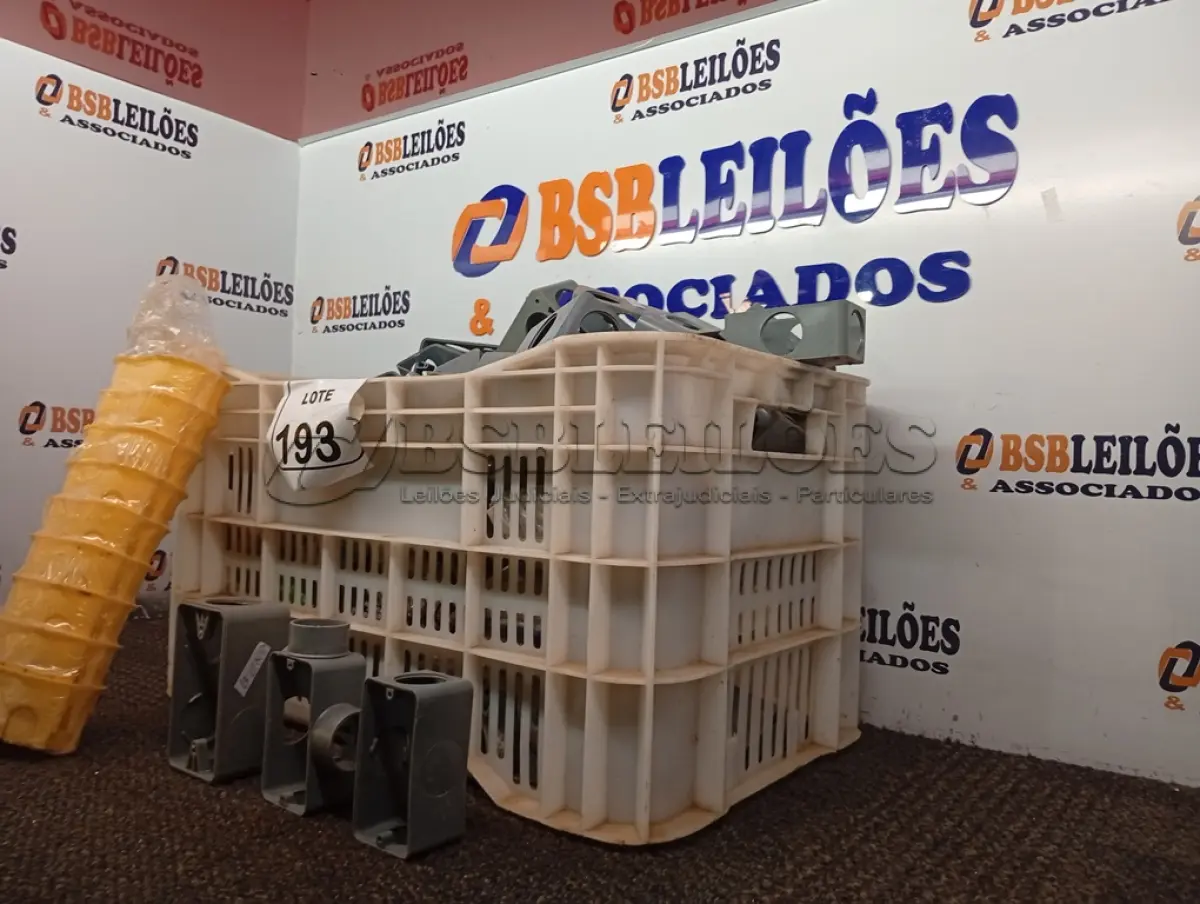 LOTE 193 - 01 CAIXA C/GRANDE QUANTIDADE DE CONDULETES PVC CINZA. (NO ESTADO) ATENÇÃO! FAZER A VISITAÇÃO ANTES DE ARREMATAR, NÃO SABEMOS SE FUNCIONA. LEILÃO NÃO TEM GARANTIA E NEM DEVOLUÇÃO, SUJEITO A POSSÍVEIS AVARIAS VISÍVEIS/OCULTAS E/OU AUSÊNCIA DE COMPONENTES.