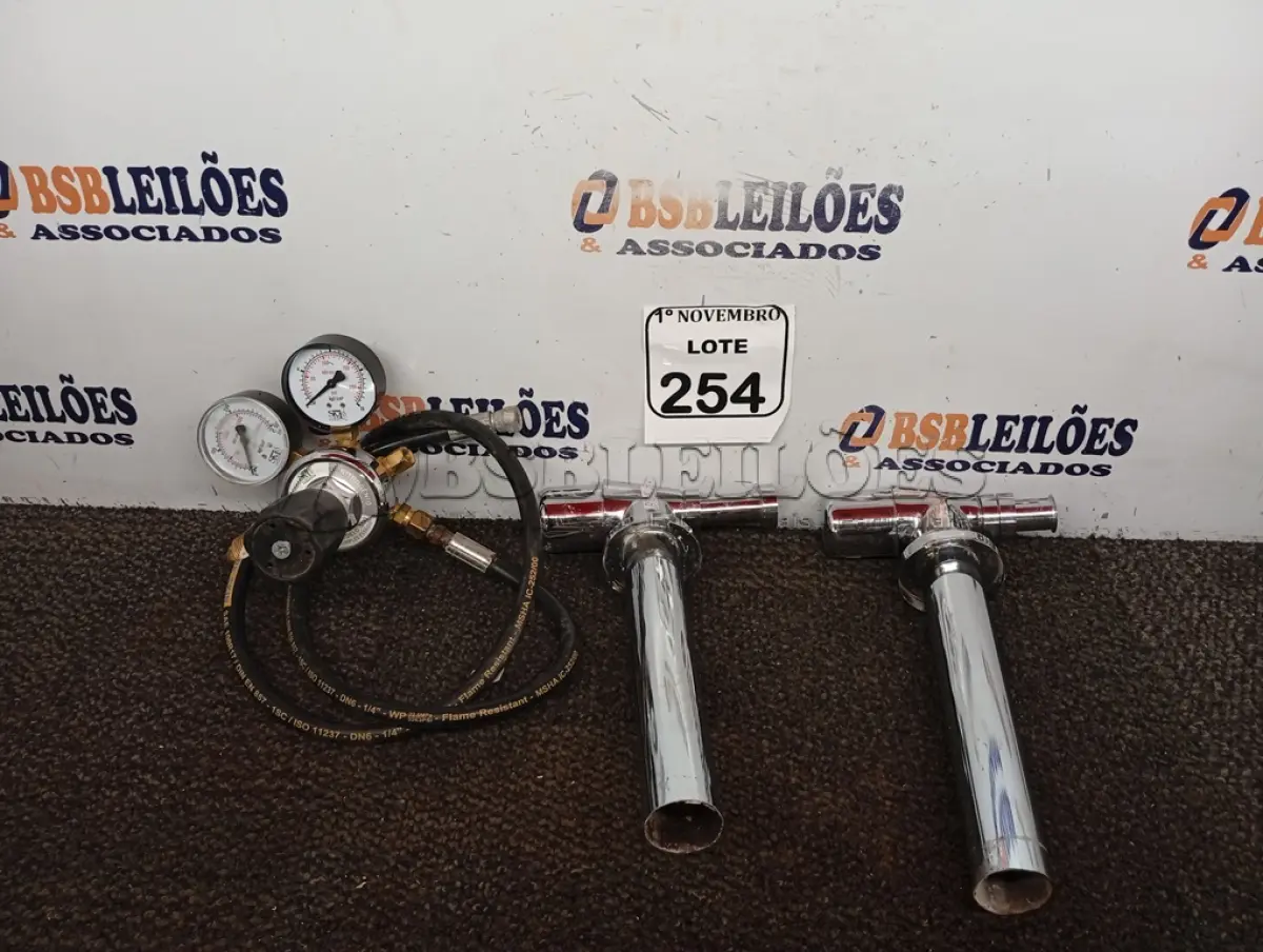 LOTE 254 - 01 MANÔMETRO P/ NITROGÊNIO MODELO 500 SIMPLES ESTÁGIO E 02 SIFÕES EM METAL. (NO ESTADO) ATENÇÃO! FAZER A VISITAÇÃO ANTES DE ARREMATAR, NÃO SABEMOS SE FUNCIONA. LEILÃO NÃO TEM GARANTIA E NEM DEVOLUÇÃO, SUJEITO A POSSÍVEIS AVARIAS VISÍVEIS/OCULTAS E/OU AUSÊNCIA DE COMPONENTES.