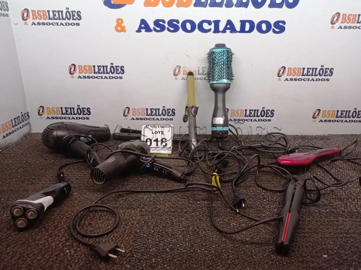LOTE 018 - 01 LOTE COM 02 SECADORES DE CABELO, 01 ESCOVA ROTATÓRIA, 01 ESCOVA SECADORA, 02 CHAPINHAS E DIVERSOS COM AVARIAS. (NO ESTADO) ATENÇÃO! FAZER A VISITAÇÃO ANTES DE ARREMATAR, NÃO SABEMOS SE FUNCIONA. LEILÃO NÃO TEM GARANTIA E NEM DEVOLUÇÃO, SUJEITO A POSSÍVEIS AVARIAS VISÍVEIS/OCULTAS E/OU AUSÊNCIA DE COMPONENTES.