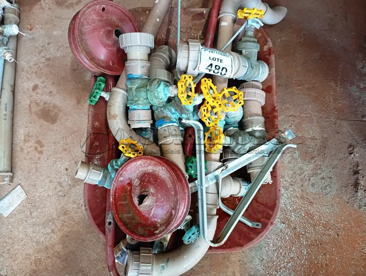 LOTE 480 - 01 CARRINHO DE MÃO INCOMPLETO VÁRIOS REGISTROS EM METAL E MATERIAIS HIDRÁULICOS DIVERSOS.  (NO ESTADO) ATENÇÃO! FAZER A VISITAÇÃO ANTES DE ARREMATAR, NÃO SABEMOS SE FUNCIONA. LEILÃO NÃO TEM GARANTIA E NEM DEVOLUÇÃO, SUJEITO A POSSÍVEIS AVARIAS VISÍVEIS/OCULTAS E/OU AUSÊNCIA DE COMPONENTES.