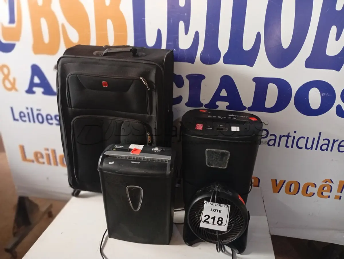 LOTE 218 - 01 MALA, 01 VENTILADOR PORTÁTIL E 02 FRAGMENTADORAS DE PAPEL MARCAS E MODELOS. (NO ESTADO) ATENÇÃO! FAZER A VISITAÇÃO ANTES DE ARREMATAR, NÃO SABEMOS SE FUNCIONA. LEILÃO NÃO TEM GARANTIA E NEM DEVOLUÇÃO, SUJEITO A POSSÍVEIS AVARIAS VISÍVEIS/OCULTAS E/OU AUSÊNCIA DE COMPONENTES.