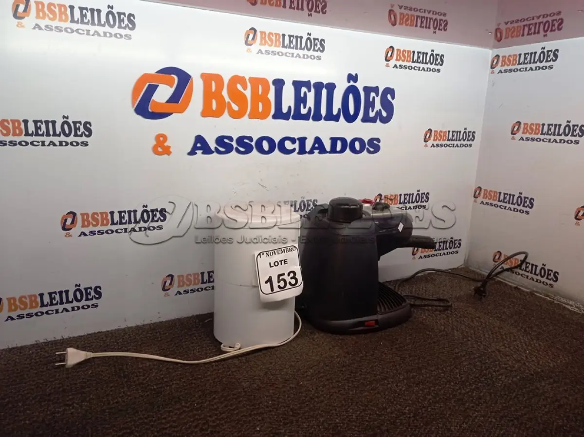LOTE 153 - 02 CAFETEIRAS ELÉTRICAS. (NO ESTADO) ATENÇÃO! FAZER A VISITAÇÃO ANTES DE ARREMATAR, NÃO SABEMOS SE FUNCIONA. LEILÃO NÃO TEM GARANTIA E NEM DEVOLUÇÃO, SUJEITO A POSSÍVEIS AVARIAS VISÍVEIS/OCULTAS E/OU AUSÊNCIA DE COMPONENTES.