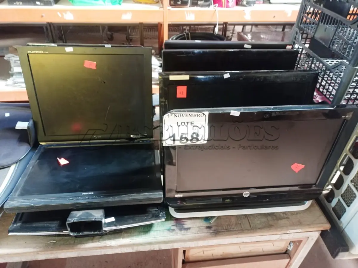 LOTE 158 - 02 COMPUTADORES ALL IN ONE MARCA HP P/RETIRADA DE PEÇAS E 08 MONITORES LCD MARCAS E MODELOS DIVERSOS. (NO ESTADO) ATENÇÃO! FAZER A VISITAÇÃO ANTES DE ARREMATAR, NÃO SABEMOS SE FUNCIONA. LEILÃO NÃO TEM GARANTIA E NEM DEVOLUÇÃO, SUJEITO A POSSÍVEIS AVARIAS VISÍVEIS/OCULTAS E/OU AUSÊNCIA DE COMPONENTES.