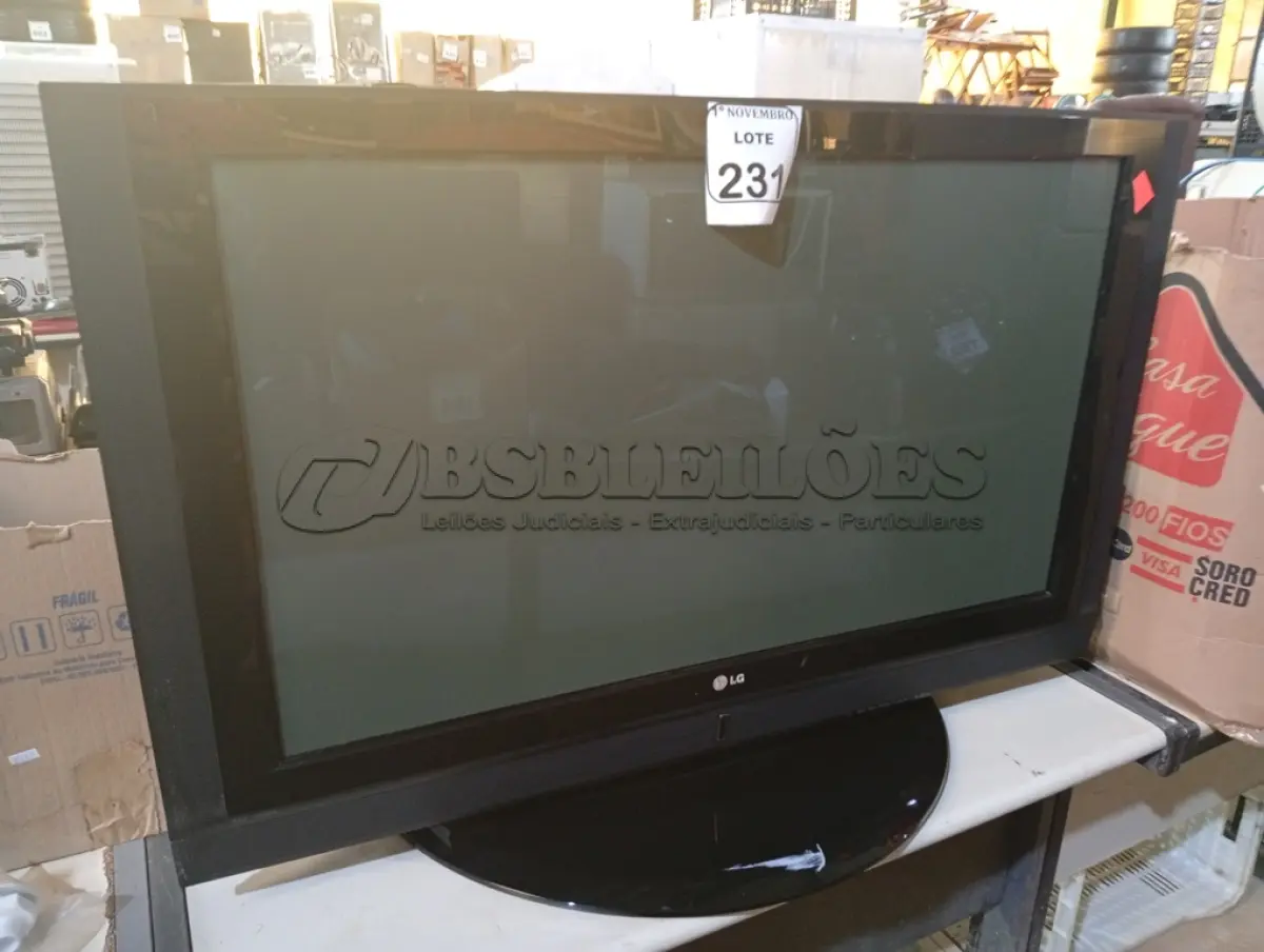 LOTE 231 - 01 TV MARCA LG 42”. (NO ESTADO) ATENÇÃO! FAZER A VISITAÇÃO ANTES DE ARREMATAR, NÃO SABEMOS SE FUNCIONA. LEILÃO NÃO TEM GARANTIA E NEM DEVOLUÇÃO, SUJEITO A POSSÍVEIS AVARIAS VISÍVEIS/OCULTAS E/OU AUSÊNCIA DE COMPONENTES.