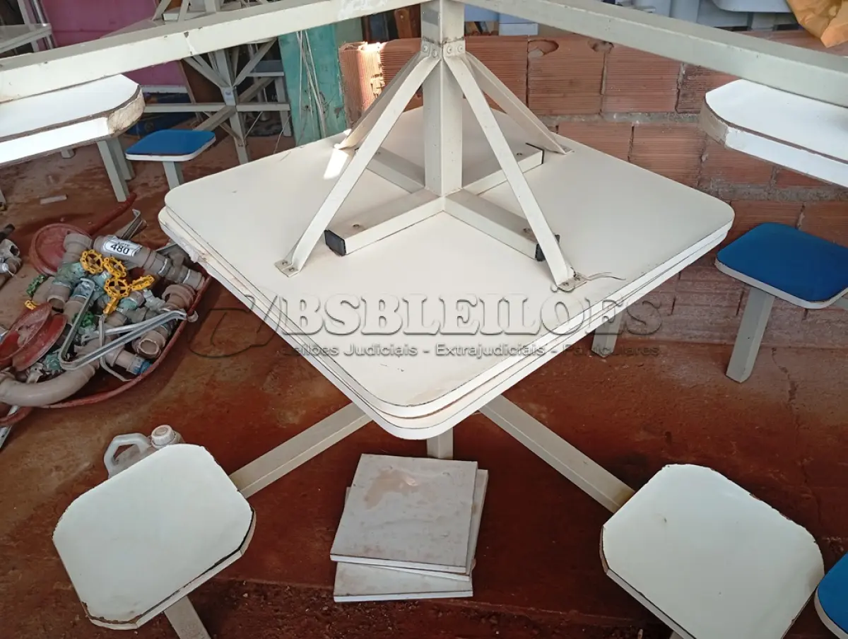 LOTE 478 - 02 MESAS P/REFEITÓRIO NA COR BRANCO, TAMPO EM MADEIRA COM 04 ASSENTOS CADA. (NO ESTADO) ATENÇÃO! FAZER A VISITAÇÃO ANTES DE ARREMATAR, NÃO SABEMOS SE FUNCIONA. LEILÃO NÃO TEM GARANTIA E NEM DEVOLUÇÃO, SUJEITO A POSSÍVEIS AVARIAS VISÍVEIS/OCULTAS E/OU AUSÊNCIA DE COMPONENTES.