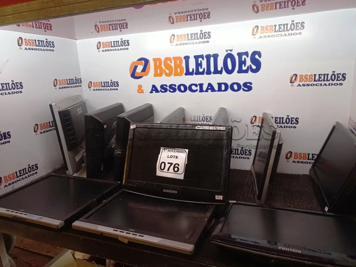 LOTE 076 - 11 MONITORES LCD MARCAS E MODELOS DIVERSOS. (NO ESTADO) ATENÇÃO! FAZER A VISITAÇÃO ANTES DE ARREMATAR, NÃO SABEMOS SE FUNCIONA. LEILÃO NÃO TEM GARANTIA E NEM DEVOLUÇÃO, SUJEITO A POSSÍVEIS AVARIAS VISÍVEIS/OCULTAS E/OU AUSÊNCIA DE COMPONENTES.