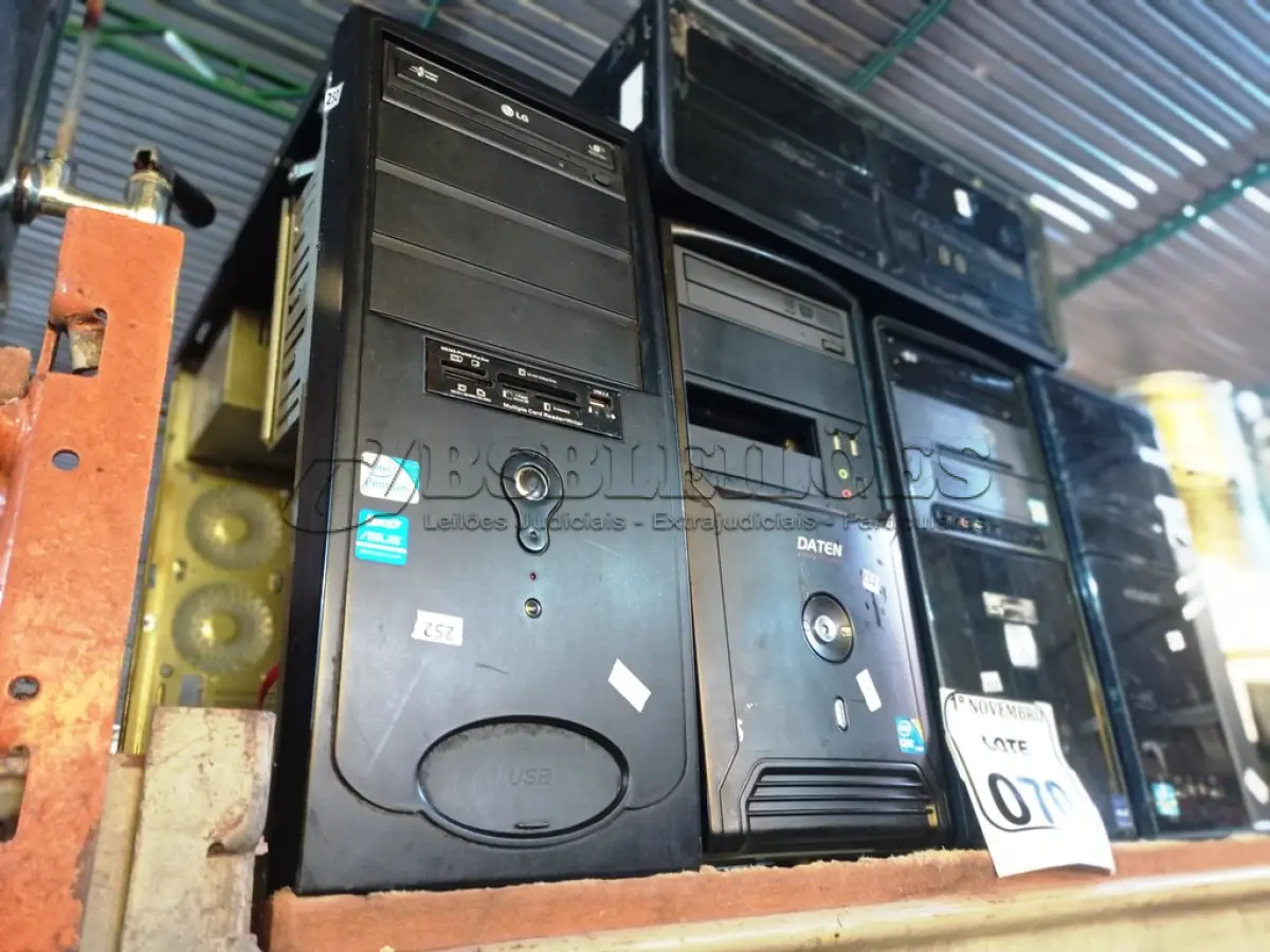 LOTE 070 - 05 CPU’S MARCAS E MODELOS DIVERSOS. (NO ESTADO) ATENÇÃO! FAZER A VISITAÇÃO ANTES DE ARREMATAR, NÃO SABEMOS SE FUNCIONA. LEILÃO NÃO TEM GARANTIA E NEM DEVOLUÇÃO, SUJEITO A POSSÍVEIS AVARIAS VISÍVEIS/OCULTAS E/OU AUSÊNCIA DE COMPONENTES.