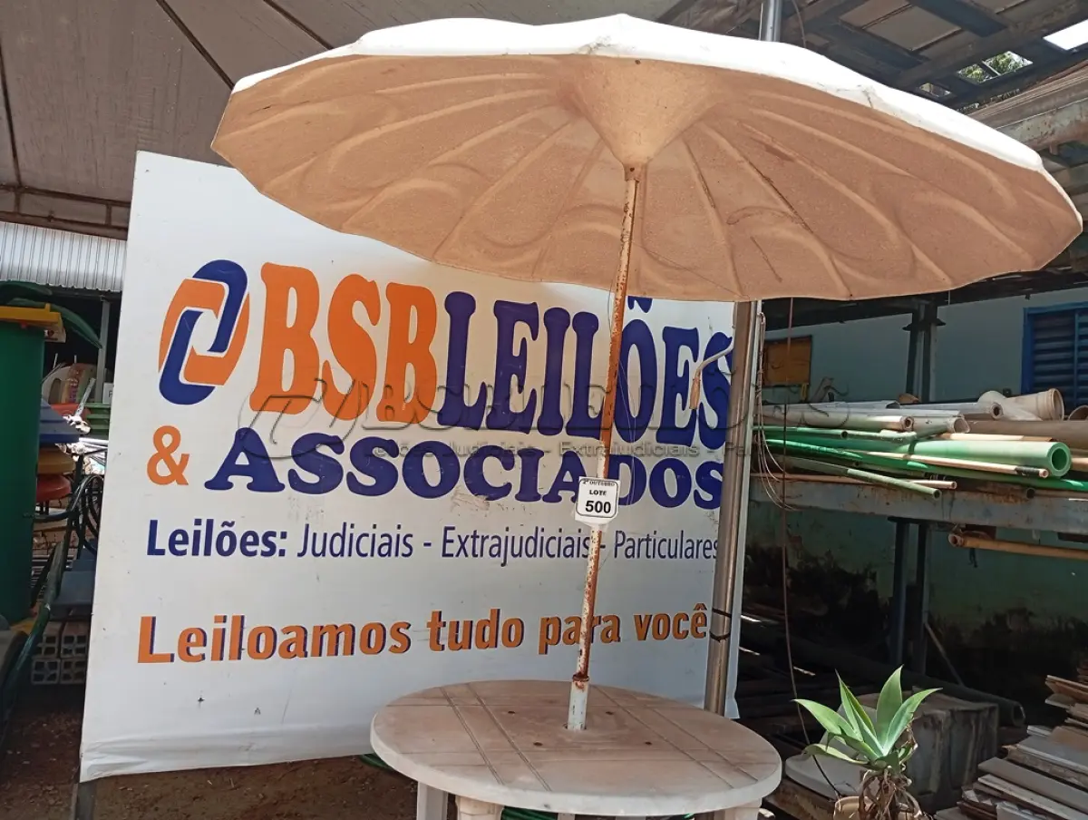 LOTE 500 - 01 MESA DE PLÁSTICO C/SOMBREIRO E BASE DE FERRO. (NO ESTADO) ATENÇÃO! FAZER A VISITAÇÃO ANTES DE ARREMATAR, NÃO SABEMOS SE FUNCIONA. LEILÃO NÃO TEM GARANTIA E NEM DEVOLUÇÃO, SUJEITO A POSSÍVEIS AVARIAS VISÍVEIS/OCULTAS E/OU AUSÊNCIA DE COMPONENTES.