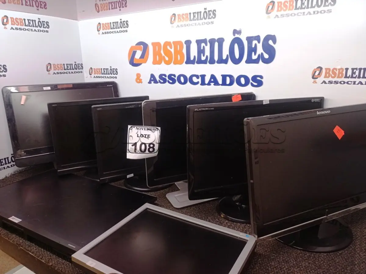LOTE 108 - 07 MONITORES DIVERSOS COM AVARIAS E 01 ALL IN ONE MARCA HP. (NO ESTADO) ATENÇÃO! FAZER A VISITAÇÃO ANTES DE ARREMATAR, NÃO SABEMOS SE FUNCIONA. LEILÃO NÃO TEM GARANTIA E NEM DEVOLUÇÃO, SUJEITO A POSSÍVEIS AVARIAS VISÍVEIS/OCULTAS E/OU AUSÊNCIA DE COMPONENTES.