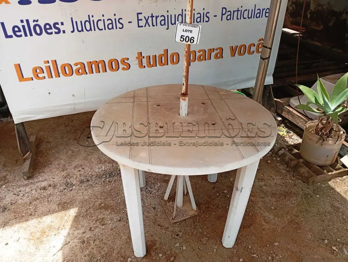 LOTE 506 - 01 MESA DE PLÁSTICO C/SOMBREIRO E BASE DE FERRO. (NO ESTADO) ATENÇÃO! FAZER A VISITAÇÃO ANTES DE ARREMATAR, NÃO SABEMOS SE FUNCIONA. LEILÃO NÃO TEM GARANTIA E NEM DEVOLUÇÃO, SUJEITO A POSSÍVEIS AVARIAS VISÍVEIS/OCULTAS E/OU AUSÊNCIA DE COMPONENTES.