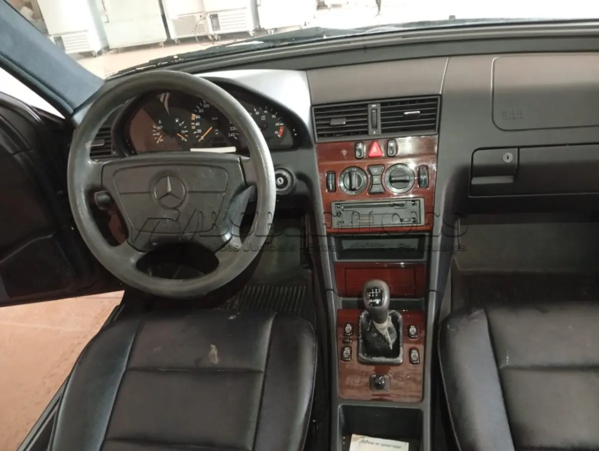 LOTE 012 - 01 MERCEDEZ BENZ/C-180 A GASOLINA; ANO 1996; NA COR PRETA.(NO ESTADO)