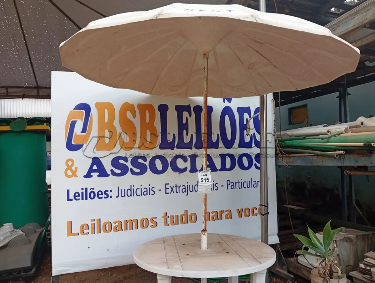 LOTE 515 - 01 MESA DE PLÁSTICO C/SOMBREIRO E BASE DE FERRO. (NO ESTADO) ATENÇÃO! FAZER A VISITAÇÃO ANTES DE ARREMATAR, NÃO SABEMOS SE FUNCIONA. LEILÃO NÃO TEM GARANTIA E NEM DEVOLUÇÃO, SUJEITO A POSSÍVEIS AVARIAS VISÍVEIS/OCULTAS E/OU AUSÊNCIA DE COMPONENTES.