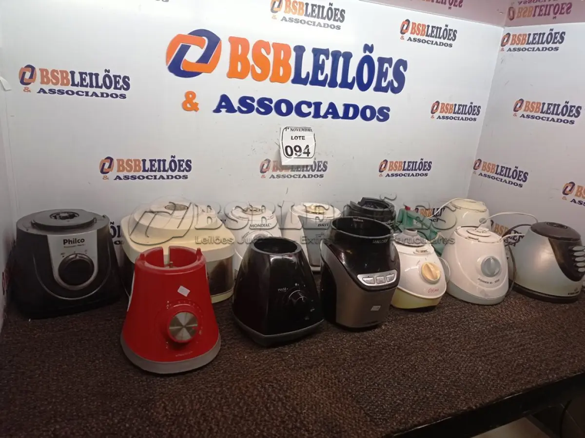 LOTE 094 - 01 LOTE C/DIVERSAS BASES DE LIQUIDIFICADORES MARCAS E MODELOS DIVERSOS. (NO ESTADO) ATENÇÃO! FAZER A VISITAÇÃO ANTES DE ARREMATAR, NÃO SABEMOS SE FUNCIONA. LEILÃO NÃO TEM GARANTIA E NEM DEVOLUÇÃO, SUJEITO A POSSÍVEIS AVARIAS VISÍVEIS/OCULTAS E/OU AUSÊNCIA DE COMPONENTES.