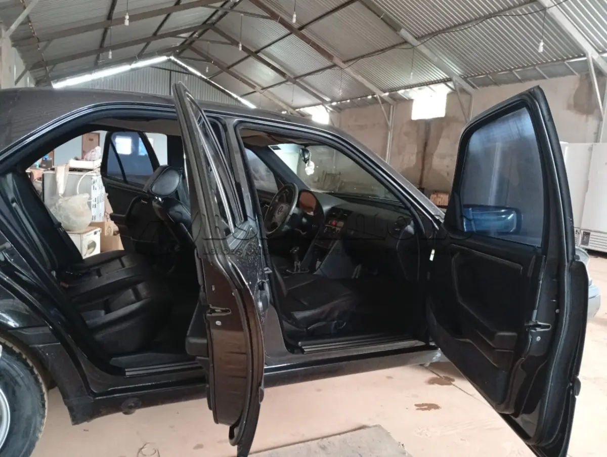 LOTE 012 - 01 MERCEDEZ BENZ/C-180 A GASOLINA; ANO 1996; NA COR PRETA.(NO ESTADO)