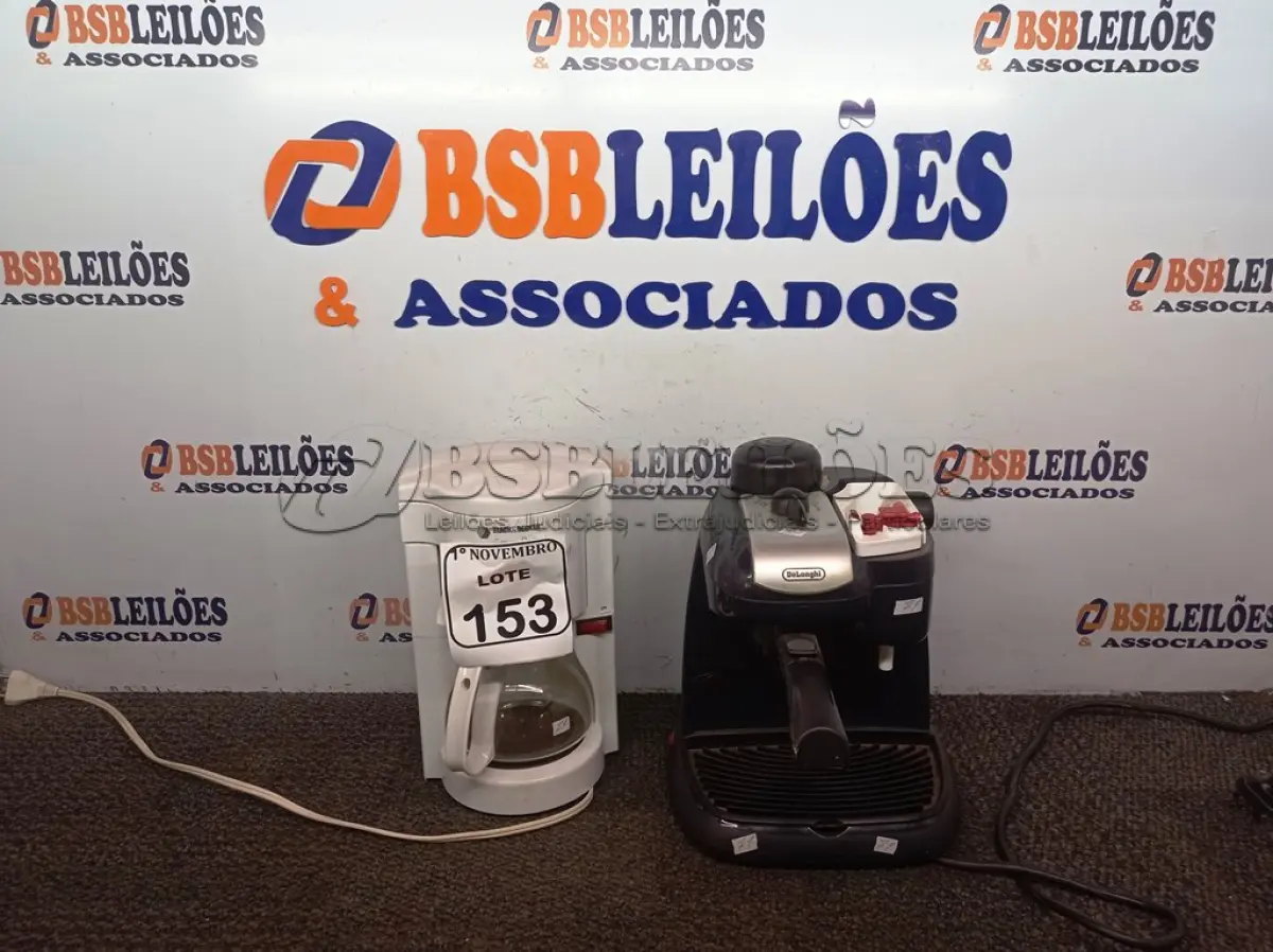 LOTE 153 - 02 CAFETEIRAS ELÉTRICAS. (NO ESTADO) ATENÇÃO! FAZER A VISITAÇÃO ANTES DE ARREMATAR, NÃO SABEMOS SE FUNCIONA. LEILÃO NÃO TEM GARANTIA E NEM DEVOLUÇÃO, SUJEITO A POSSÍVEIS AVARIAS VISÍVEIS/OCULTAS E/OU AUSÊNCIA DE COMPONENTES.