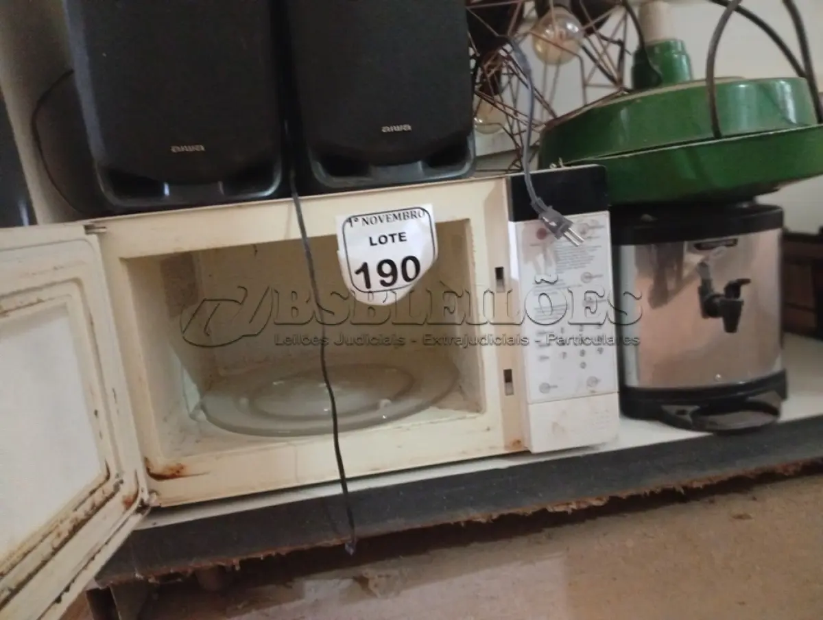 LOTE 190 - 01 MICRO-ONDAS, 02 CAIXAS DE SOM, 01 ESTABILIZADOR, 03 LUMINÁRIAS E BEBEDOURO P/ GARRAFÃO. (NO ESTADO) ATENÇÃO! FAZER A VISITAÇÃO ANTES DE ARREMATAR, NÃO SABEMOS SE FUNCIONA. LEILÃO NÃO TEM GARANTIA E NEM DEVOLUÇÃO, SUJEITO A POSSÍVEIS AVARIAS VISÍVEIS/OCULTAS E/OU AUSÊNCIA DE COMPONENTES.