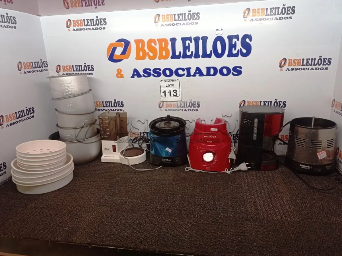LOTE 113 - 03 BASES DE LIQUIDIFICADORES, 01 CAFETEIRA C/AVARIAS E UTENSÍLIOS DIVERSOS. (NO ESTADO) ATENÇÃO! FAZER A VISITAÇÃO ANTES DE ARREMATAR, NÃO SABEMOS SE FUNCIONA. LEILÃO NÃO TEM GARANTIA E NEM DEVOLUÇÃO, SUJEITO A POSSÍVEIS AVARIAS VISÍVEIS/OCULTAS E/OU AUSÊNCIA DE COMPONENTES.