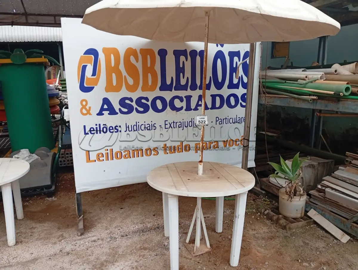 LOTE 522 - 01 MESA DE PLÁSTICO C/SOMBREIRO E BASE DE FERRO. (NO ESTADO) ATENÇÃO! FAZER A VISITAÇÃO ANTES DE ARREMATAR, NÃO SABEMOS SE FUNCIONA. LEILÃO NÃO TEM GARANTIA E NEM DEVOLUÇÃO, SUJEITO A POSSÍVEIS AVARIAS VISÍVEIS/OCULTAS E/OU AUSÊNCIA DE COMPONENTES.