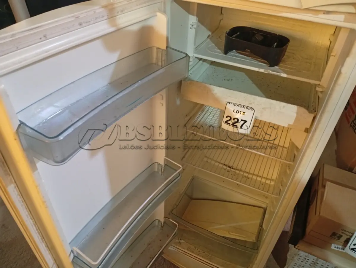 LOTE 227 - 01 GELADEIRA MARCA CONTINENTAL 220V. (NO ESTADO) ATENÇÃO! FAZER A VISITAÇÃO ANTES DE ARREMATAR, NÃO SABEMOS SE FUNCIONA. LEILÃO NÃO TEM GARANTIA E NEM DEVOLUÇÃO, SUJEITO A POSSÍVEIS AVARIAS VISÍVEIS/OCULTAS E/OU AUSÊNCIA DE COMPONENTES.