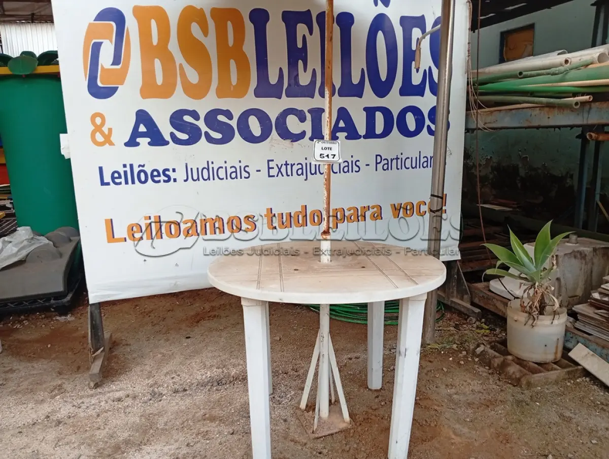 LOTE 517 - 01 MESA DE PLÁSTICO C/SOMBREIRO E BASE DE FERRO. (NO ESTADO) ATENÇÃO! FAZER A VISITAÇÃO ANTES DE ARREMATAR, NÃO SABEMOS SE FUNCIONA. LEILÃO NÃO TEM GARANTIA E NEM DEVOLUÇÃO, SUJEITO A POSSÍVEIS AVARIAS VISÍVEIS/OCULTAS E/OU AUSÊNCIA DE COMPONENTES.