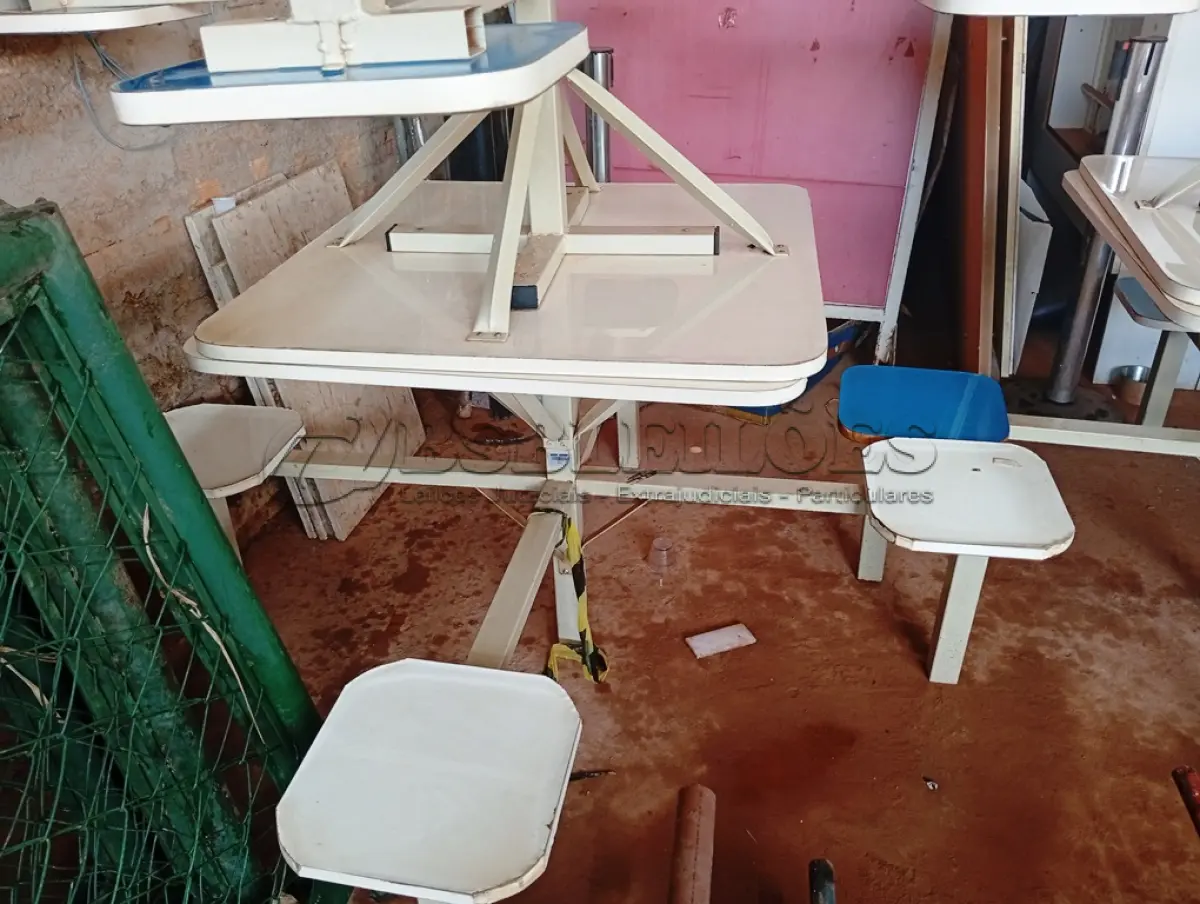 LOTE 484 - 02 MESAS P/REFEITÓRIO NA COR BRANCO, TAMPO EM MADEIRA COM 04 ASSENTOS CADA. (NO ESTADO) ATENÇÃO! FAZER A VISITAÇÃO ANTES DE ARREMATAR, NÃO SABEMOS SE FUNCIONA. LEILÃO NÃO TEM GARANTIA E NEM DEVOLUÇÃO, SUJEITO A POSSÍVEIS AVARIAS VISÍVEIS/OCULTAS E/OU AUSÊNCIA DE COMPONENTES.