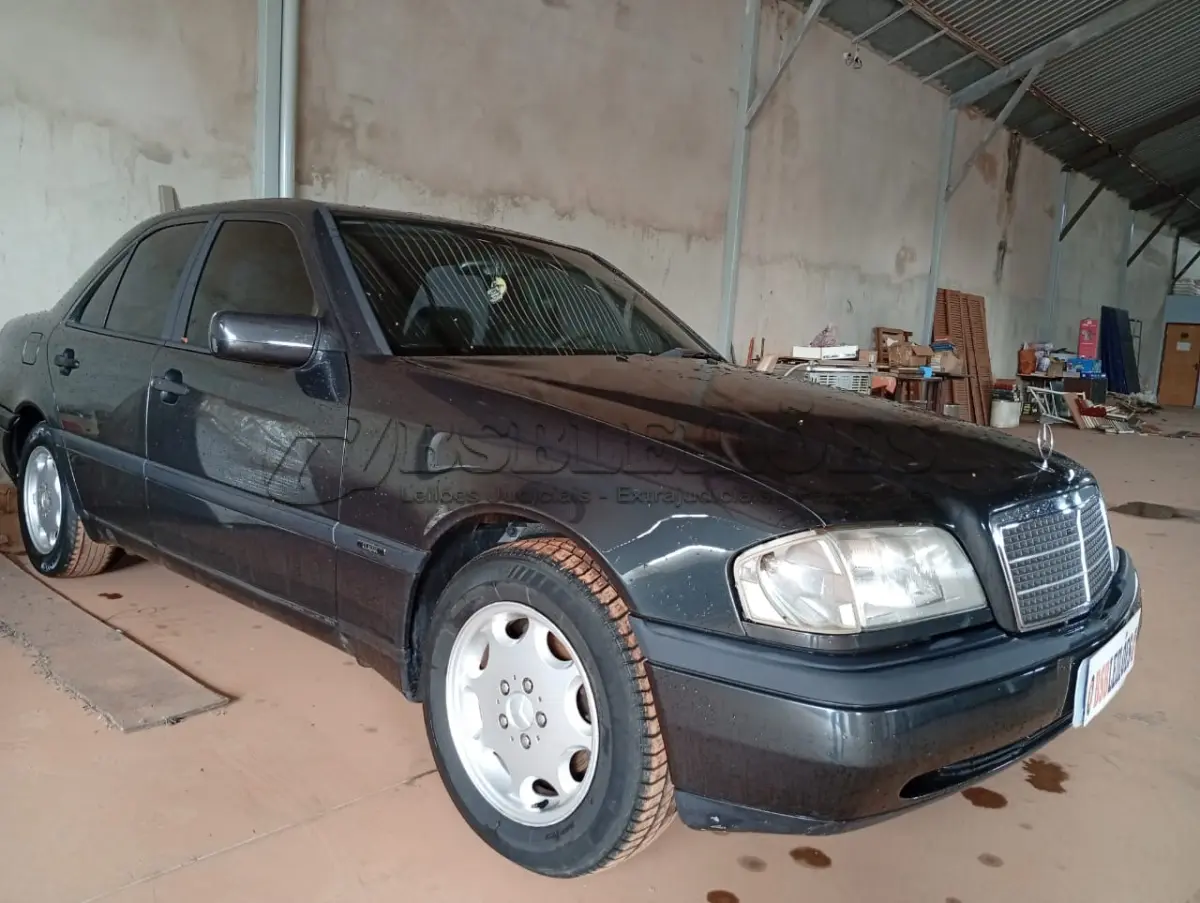 LOTE 012 - 01 MERCEDEZ BENZ/C-180 A GASOLINA; ANO 1996; NA COR PRETA.(NO ESTADO)