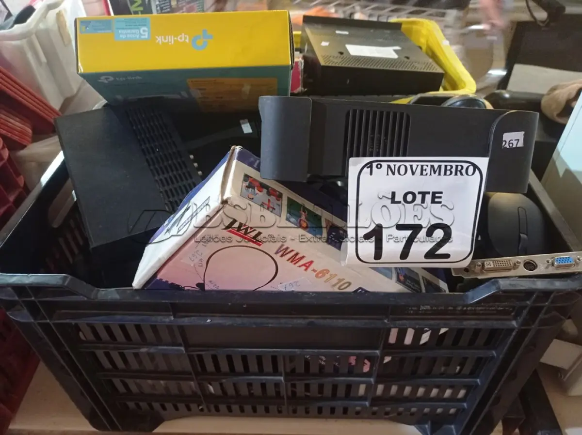 LOTE 172 - 01 LOTE COM DIVERSOS TECLADOS, ROTEADORES HEADSETS E MATERIAIS ELETRÔNICOS DIVERSOS. (NO ESTADO) ATENÇÃO! FAZER A VISITAÇÃO ANTES DE ARREMATAR, NÃO SABEMOS SE FUNCIONA. LEILÃO NÃO TEM GARANTIA E NEM DEVOLUÇÃO, SUJEITO A POSSÍVEIS AVARIAS VISÍVEIS/OCULTAS E/OU AUSÊNCIA DE COMPONENTES.
