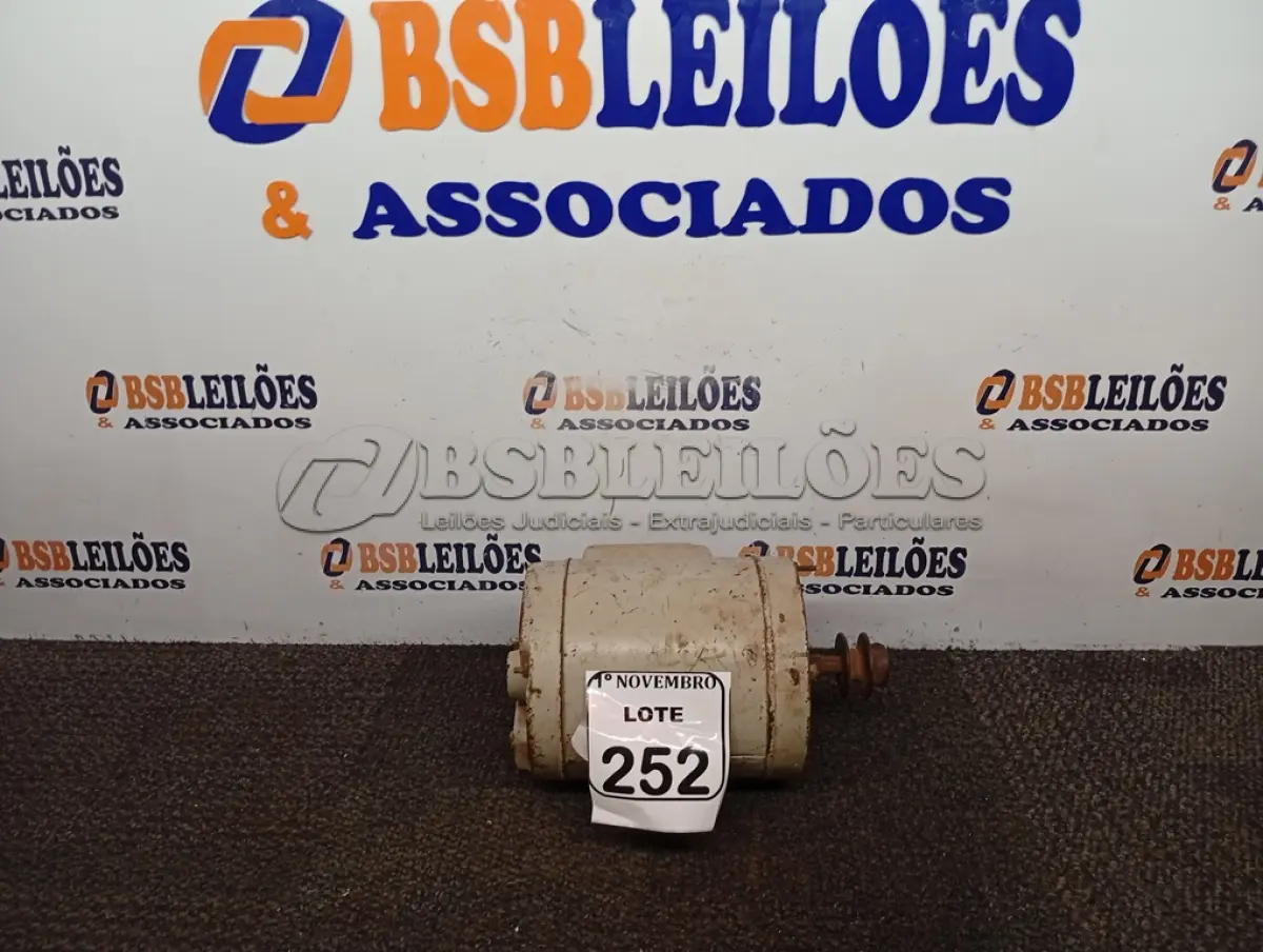 LOTE 252 - 01 MOTOR ELÉTRICO. (NO ESTADO) ATENÇÃO! FAZER A VISITAÇÃO ANTES DE ARREMATAR, NÃO SABEMOS SE FUNCIONA. LEILÃO NÃO TEM GARANTIA E NEM DEVOLUÇÃO, SUJEITO A POSSÍVEIS AVARIAS VISÍVEIS/OCULTAS E/OU AUSÊNCIA DE COMPONENTES.