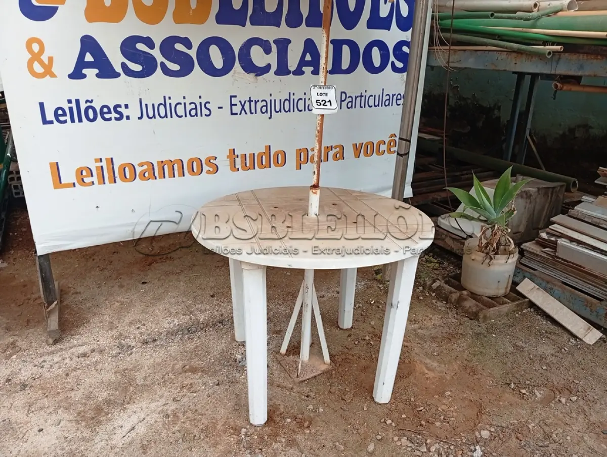 LOTE 521 - 01 MESA DE PLÁSTICO C/SOMBREIRO E BASE DE FERRO. (NO ESTADO) ATENÇÃO! FAZER A VISITAÇÃO ANTES DE ARREMATAR, NÃO SABEMOS SE FUNCIONA. LEILÃO NÃO TEM GARANTIA E NEM DEVOLUÇÃO, SUJEITO A POSSÍVEIS AVARIAS VISÍVEIS/OCULTAS E/OU AUSÊNCIA DE COMPONENTES.