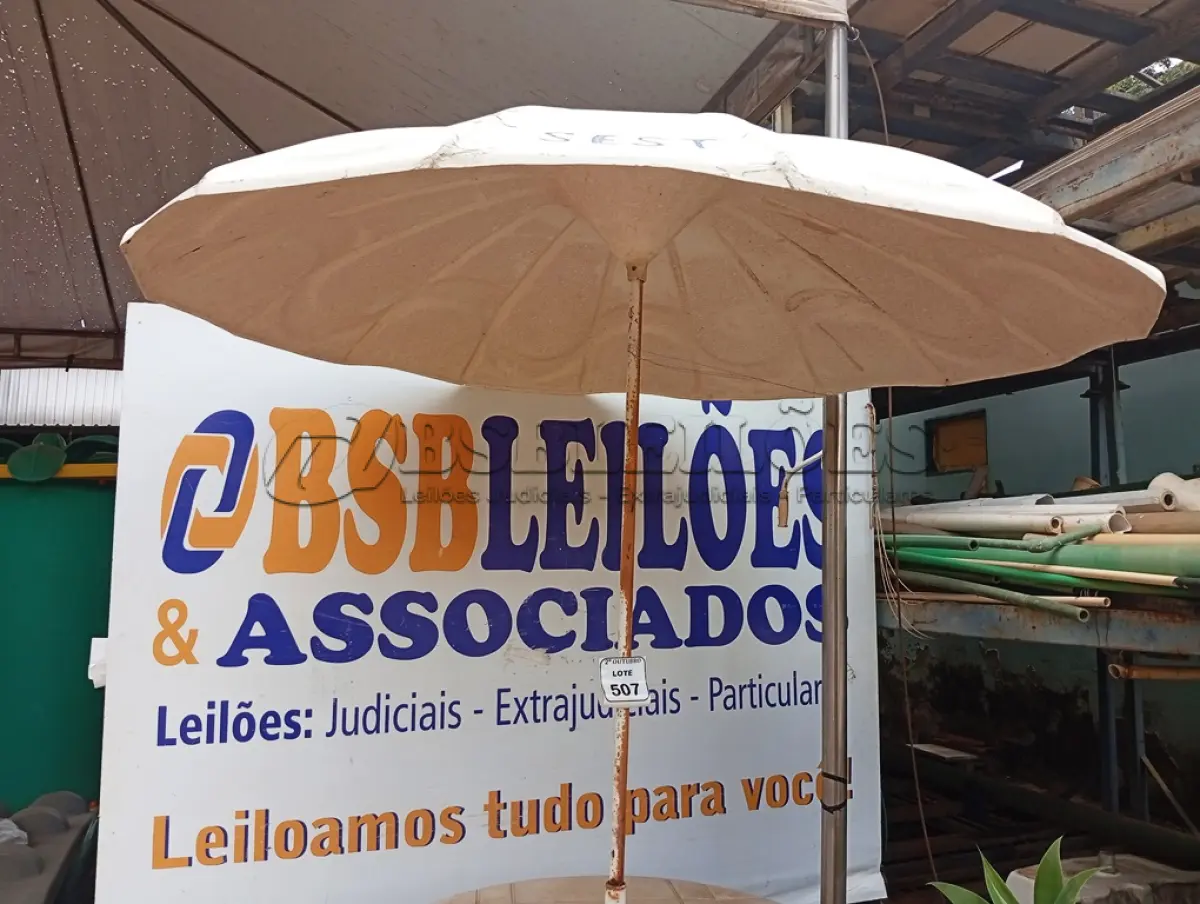 LOTE 507 - 01 MESA DE PLÁSTICO C/SOMBREIRO E BASE DE FERRO. (NO ESTADO) ATENÇÃO! FAZER A VISITAÇÃO ANTES DE ARREMATAR, NÃO SABEMOS SE FUNCIONA. LEILÃO NÃO TEM GARANTIA E NEM DEVOLUÇÃO, SUJEITO A POSSÍVEIS AVARIAS VISÍVEIS/OCULTAS E/OU AUSÊNCIA DE COMPONENTES.