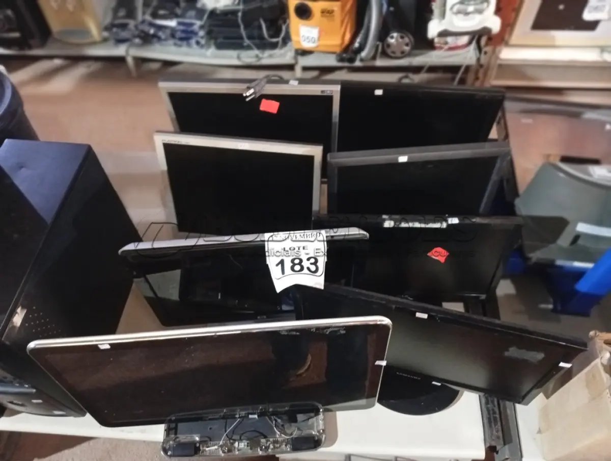 LOTE 183 - 08 MONITORES MARCAS E MODELOS DIVERSOS COM AVARIAS. (NO ESTADO) ATENÇÃO! FAZER A VISITAÇÃO ANTES DE ARREMATAR, NÃO SABEMOS SE FUNCIONA. LEILÃO NÃO TEM GARANTIA E NEM DEVOLUÇÃO, SUJEITO A POSSÍVEIS AVARIAS VISÍVEIS/OCULTAS E/OU AUSÊNCIA DE COMPONENTES.