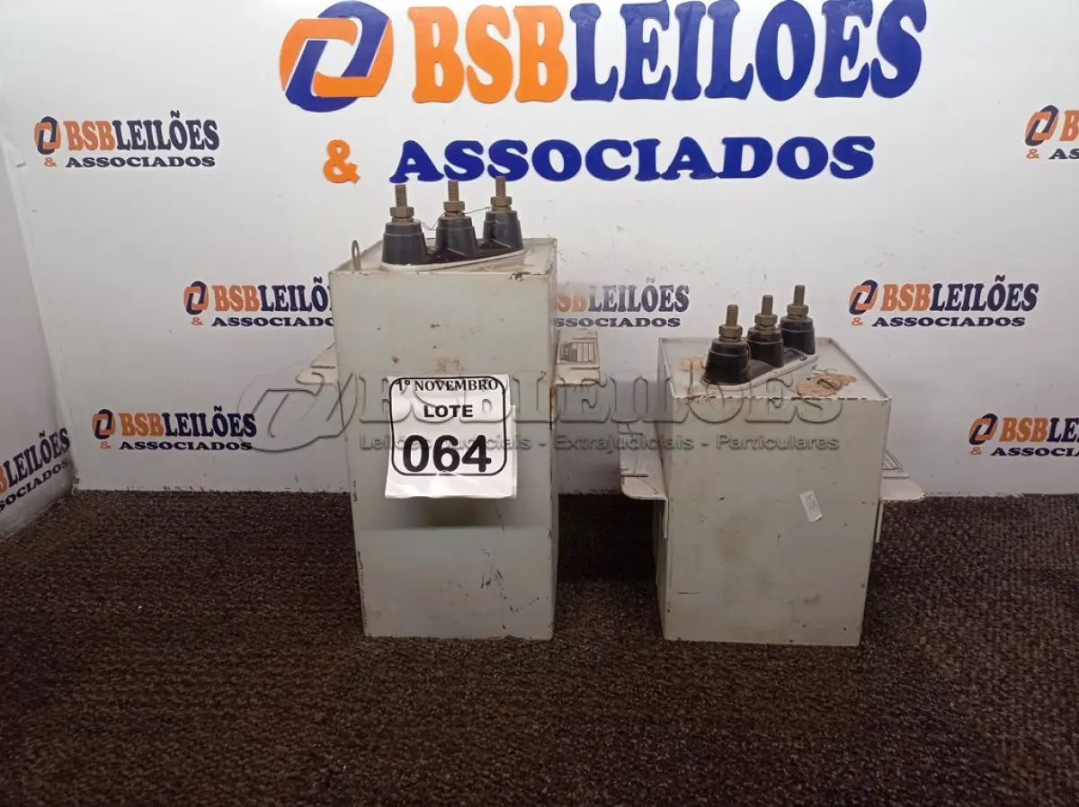 LOTE 064 - 02 CAPACITORES. (NO ESTADO) ATENÇÃO! FAZER A VISITAÇÃO ANTES DE ARREMATAR, NÃO SABEMOS SE FUNCIONA. LEILÃO NÃO TEM GARANTIA E NEM DEVOLUÇÃO, SUJEITO A POSSÍVEIS AVARIAS VISÍVEIS/OCULTAS E/OU AUSÊNCIA DE COMPONENTES.
