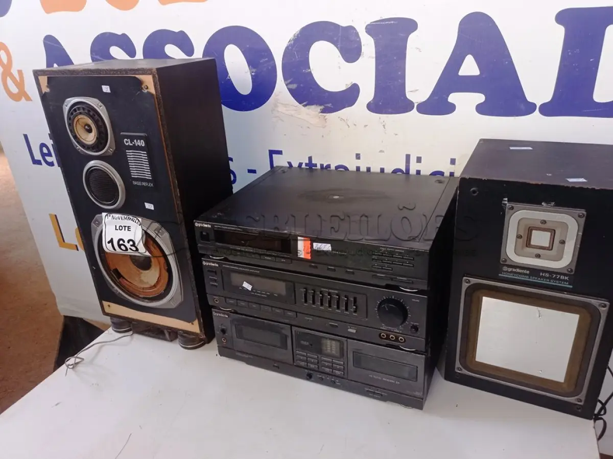 LOTE 163 - 01 APARELHO DE SOM TOCA-FITAS MARCA GRADIENTE. (NO ESTADO) ATENÇÃO! FAZER A VISITAÇÃO ANTES DE ARREMATAR, NÃO SABEMOS SE FUNCIONA. LEILÃO NÃO TEM GARANTIA E NEM DEVOLUÇÃO, SUJEITO A POSSÍVEIS AVARIAS VISÍVEIS/OCULTAS E/OU AUSÊNCIA DE COMPONENTES.