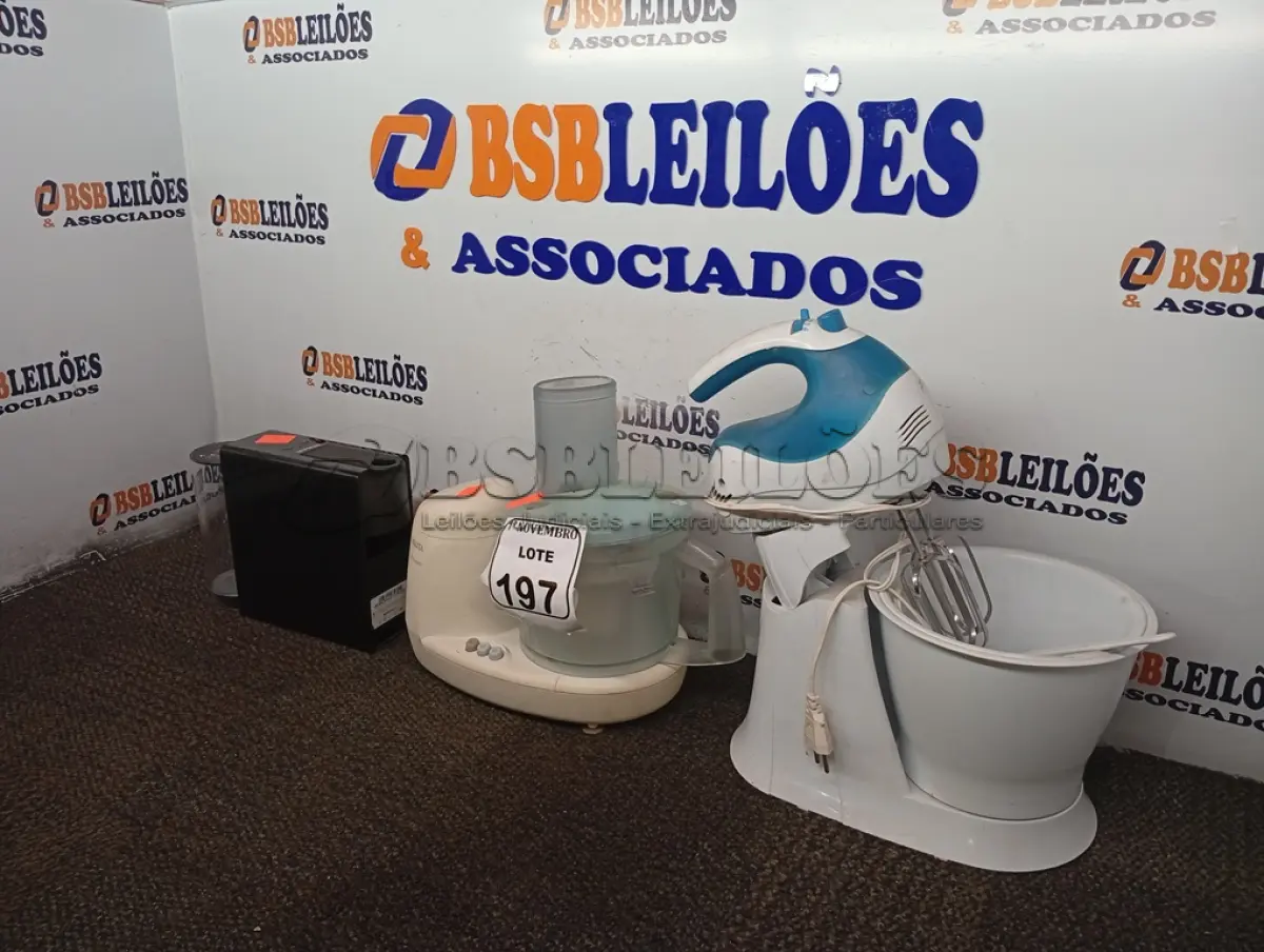 LOTE 197 - 01 BATEDEIRA, 01 MULTIPROCESSADOR E 01 CAFETEIRA MARCA NESPRESSO C/AVARIAS. (NO ESTADO) ATENÇÃO! FAZER A VISITAÇÃO ANTES DE ARREMATAR, NÃO SABEMOS SE FUNCIONA. LEILÃO NÃO TEM GARANTIA E NEM DEVOLUÇÃO, SUJEITO A POSSÍVEIS AVARIAS VISÍVEIS/OCULTAS E/OU AUSÊNCIA DE COMPONENTES.