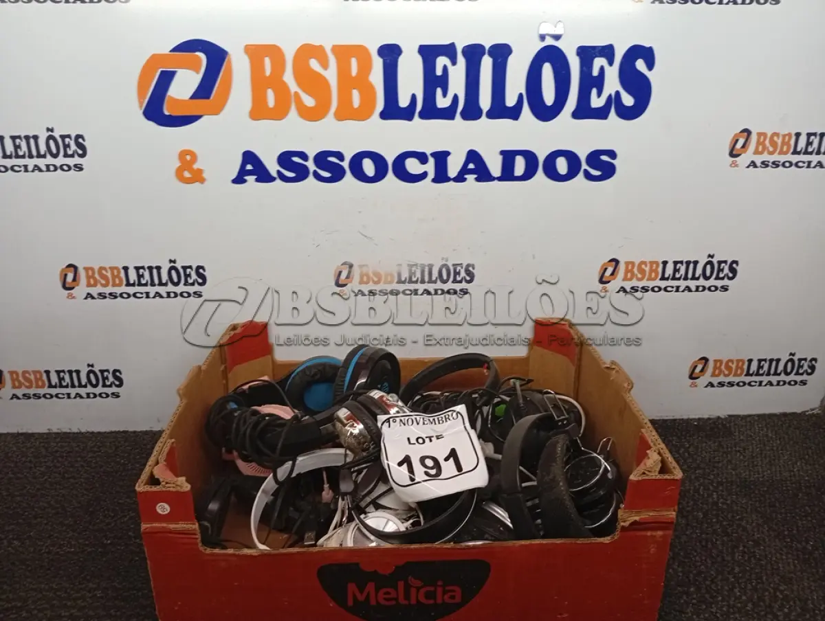 LOTE 191 - 01 LOTE C/VÁRIOS HEADSETS MARCAS E MODELOS DIVERSOS. (NO ESTADO) ATENÇÃO! FAZER A VISITAÇÃO ANTES DE ARREMATAR, NÃO SABEMOS SE FUNCIONA. LEILÃO NÃO TEM GARANTIA E NEM DEVOLUÇÃO, SUJEITO A POSSÍVEIS AVARIAS VISÍVEIS/OCULTAS E/OU AUSÊNCIA DE COMPONENTES.