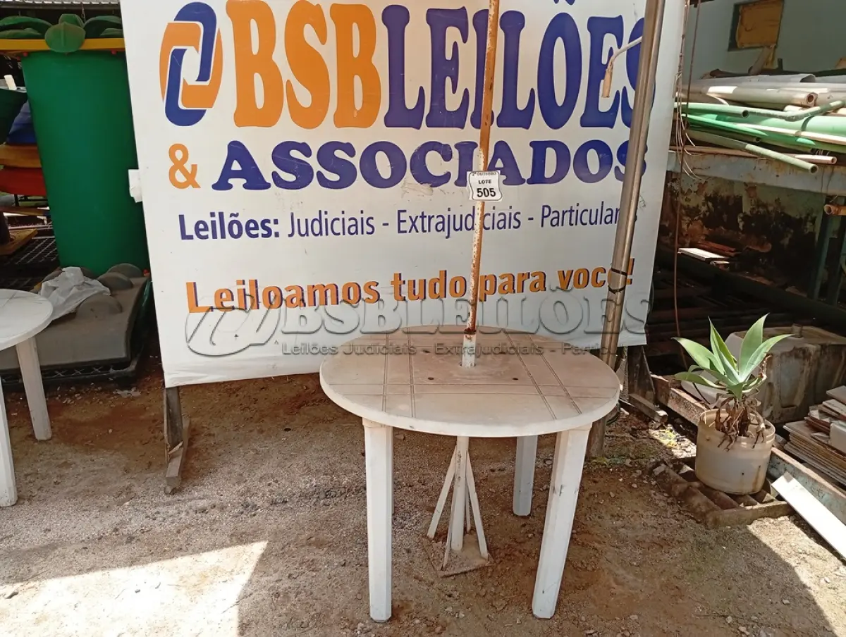LOTE 505 - 01 MESA DE PLÁSTICO C/SOMBREIRO E BASE DE FERRO. (NO ESTADO) ATENÇÃO! FAZER A VISITAÇÃO ANTES DE ARREMATAR, NÃO SABEMOS SE FUNCIONA. LEILÃO NÃO TEM GARANTIA E NEM DEVOLUÇÃO, SUJEITO A POSSÍVEIS AVARIAS VISÍVEIS/OCULTAS E/OU AUSÊNCIA DE COMPONENTES.