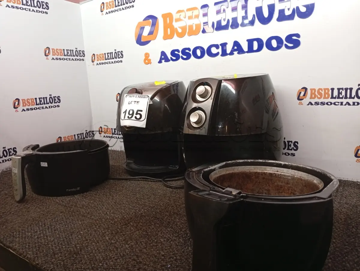 LOTE 195 - 02 AIR FRYES 220V SENDO 01 MONDIAL. (NO ESTADO) ATENÇÃO! FAZER A VISITAÇÃO ANTES DE ARREMATAR, NÃO SABEMOS SE FUNCIONA. LEILÃO NÃO TEM GARANTIA E NEM DEVOLUÇÃO, SUJEITO A POSSÍVEIS AVARIAS VISÍVEIS/OCULTAS E/OU AUSÊNCIA DE COMPONENTES.