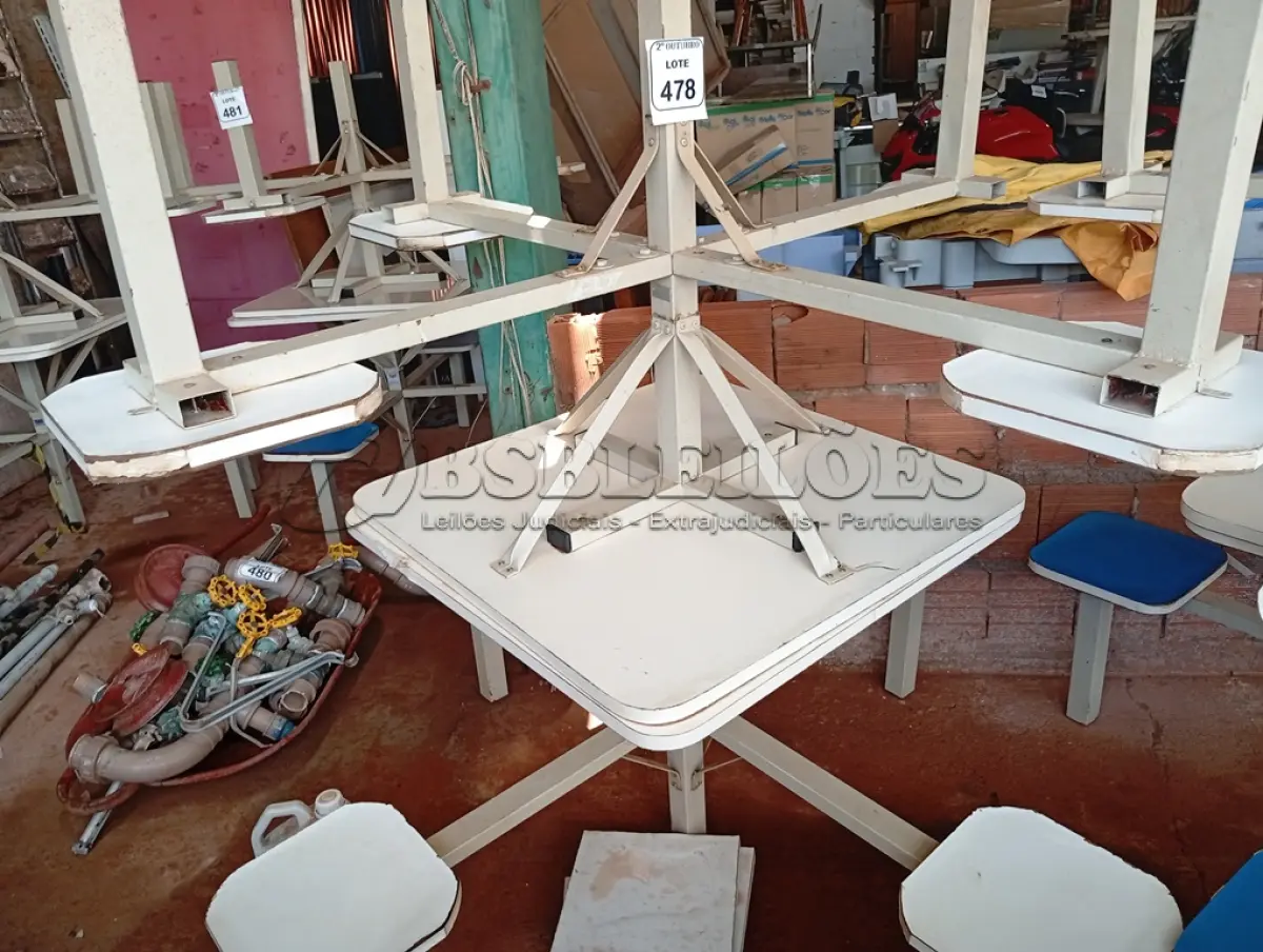 LOTE 478 - 02 MESAS P/REFEITÓRIO NA COR BRANCO, TAMPO EM MADEIRA COM 04 ASSENTOS CADA. (NO ESTADO) ATENÇÃO! FAZER A VISITAÇÃO ANTES DE ARREMATAR, NÃO SABEMOS SE FUNCIONA. LEILÃO NÃO TEM GARANTIA E NEM DEVOLUÇÃO, SUJEITO A POSSÍVEIS AVARIAS VISÍVEIS/OCULTAS E/OU AUSÊNCIA DE COMPONENTES.