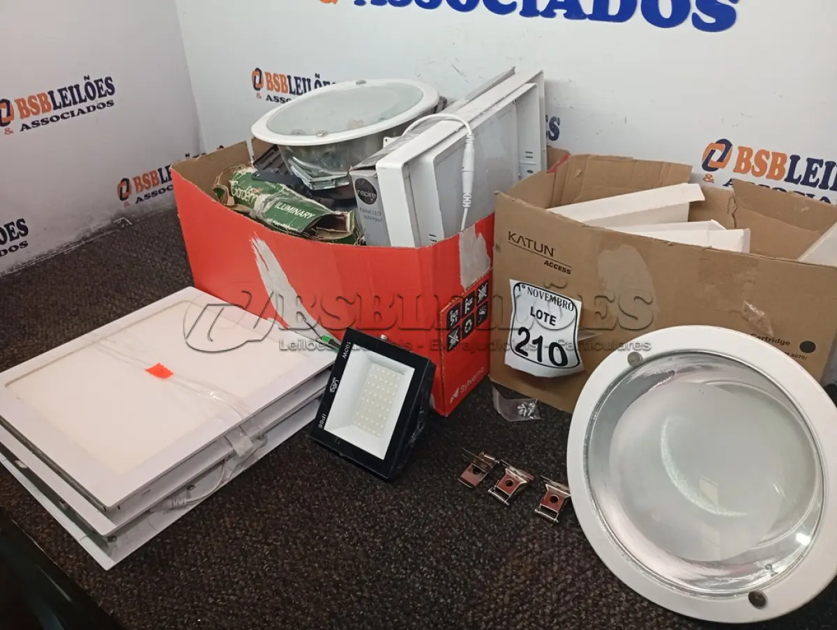 LOTE 210 - 01 LOTE COM VÁRIAS LUMINÁRIAS MARCAS E MODELOS DIVERSOS. (NO ESTADO) ATENÇÃO! FAZER A VISITAÇÃO ANTES DE ARREMATAR, NÃO SABEMOS SE FUNCIONA. LEILÃO NÃO TEM GARANTIA E NEM DEVOLUÇÃO, SUJEITO A POSSÍVEIS AVARIAS VISÍVEIS/OCULTAS E/OU AUSÊNCIA DE COMPONENTES.