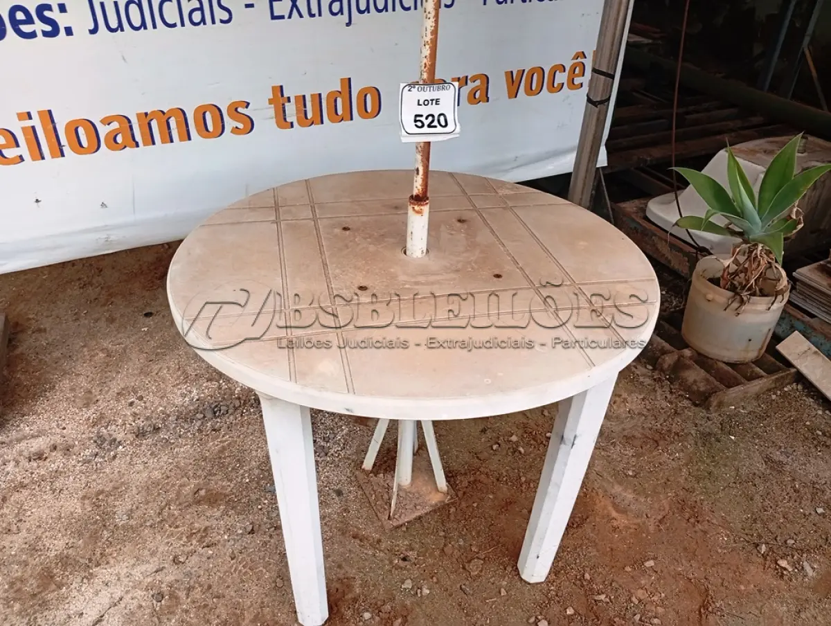 LOTE 520 - 01 MESA DE PLÁSTICO C/SOMBREIRO E BASE DE FERRO. (NO ESTADO) ATENÇÃO! FAZER A VISITAÇÃO ANTES DE ARREMATAR, NÃO SABEMOS SE FUNCIONA. LEILÃO NÃO TEM GARANTIA E NEM DEVOLUÇÃO, SUJEITO A POSSÍVEIS AVARIAS VISÍVEIS/OCULTAS E/OU AUSÊNCIA DE COMPONENTES.