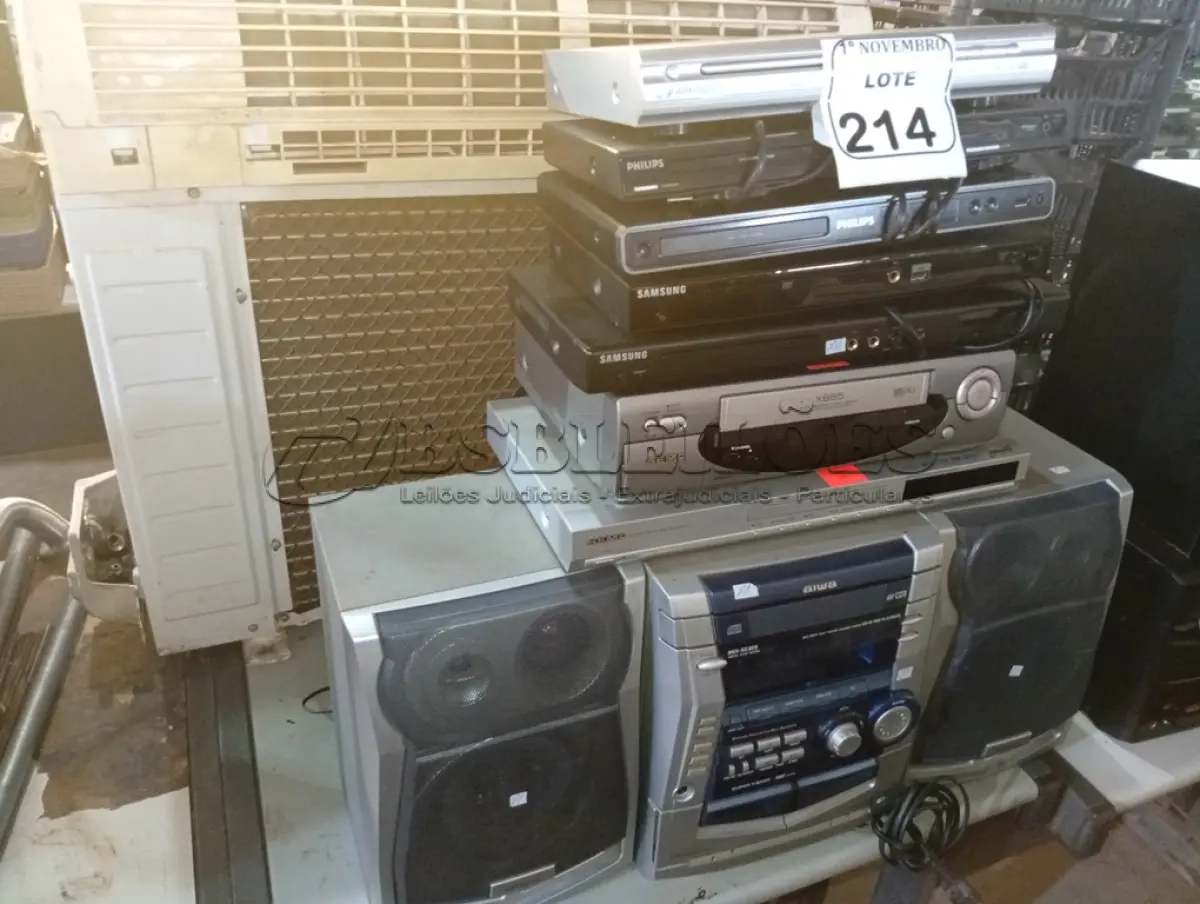 LOTE 214 - 01 APARELHO DE SOM MARCA AIWA, 01 VIDEOCASSETE E VÁRIOS APARELHOS DE DVD MARCAS E MODELOS DIVERSOS. (NO ESTADO) ATENÇÃO! FAZER A VISITAÇÃO ANTES DE ARREMATAR, NÃO SABEMOS SE FUNCIONA. LEILÃO NÃO TEM GARANTIA E NEM DEVOLUÇÃO, SUJEITO A POSSÍVEIS AVARIAS VISÍVEIS/OCULTAS E/OU AUSÊNCIA DE COMPONENTES.